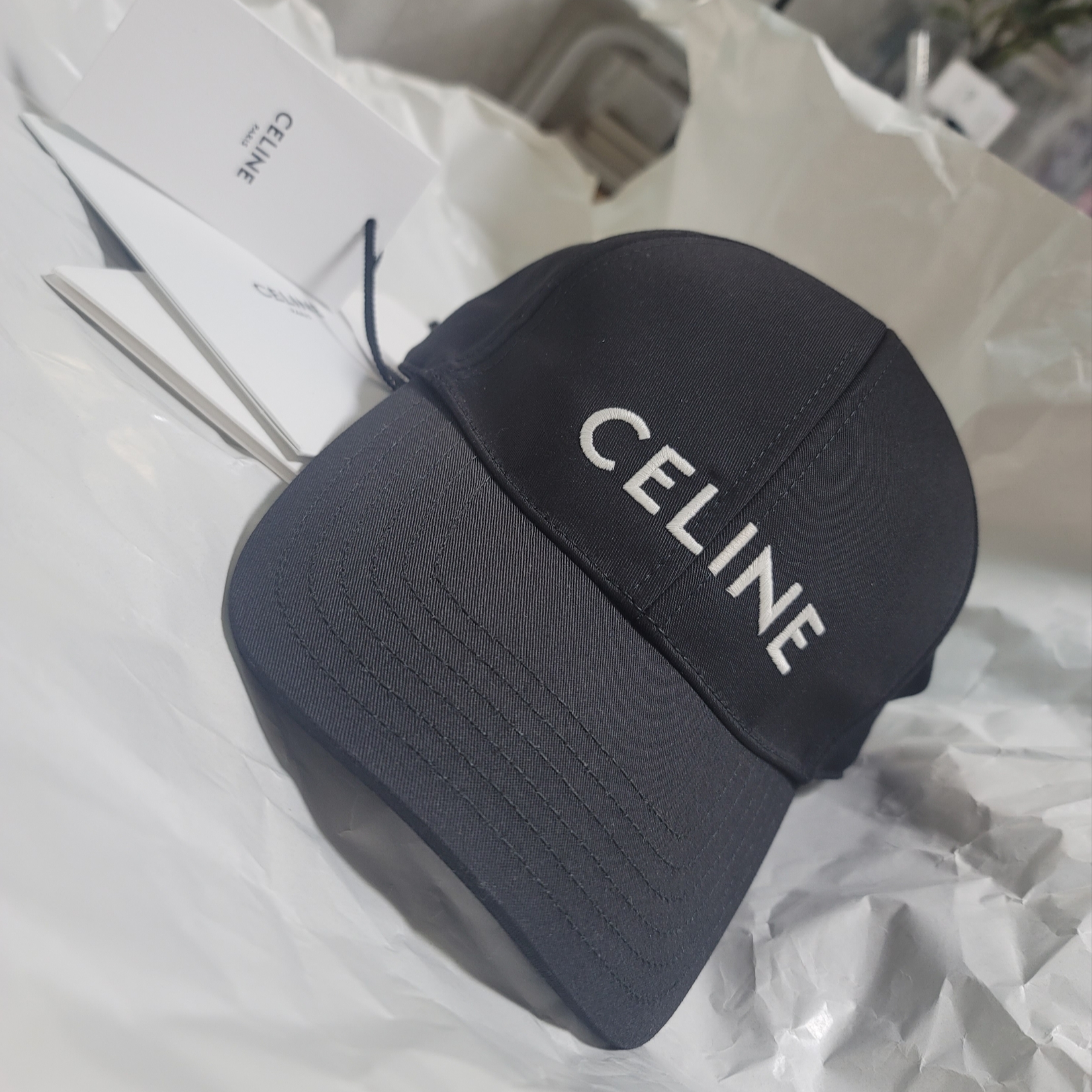 Celine Baseball Cap in Cotton Black 착용 스타일