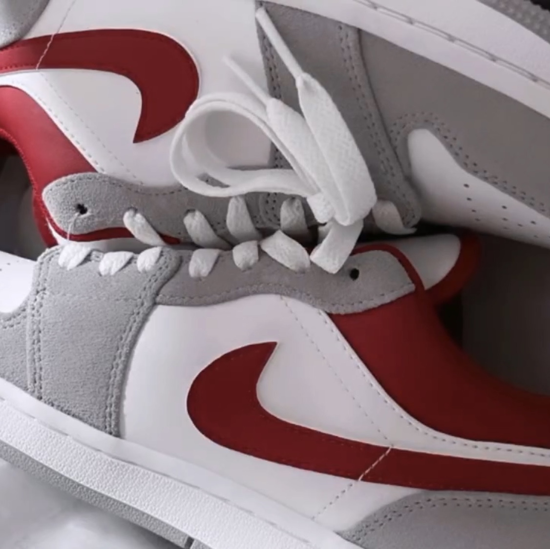 Jordan 1 Low SE Light Smoke Grey Gym Red 착용 스타일