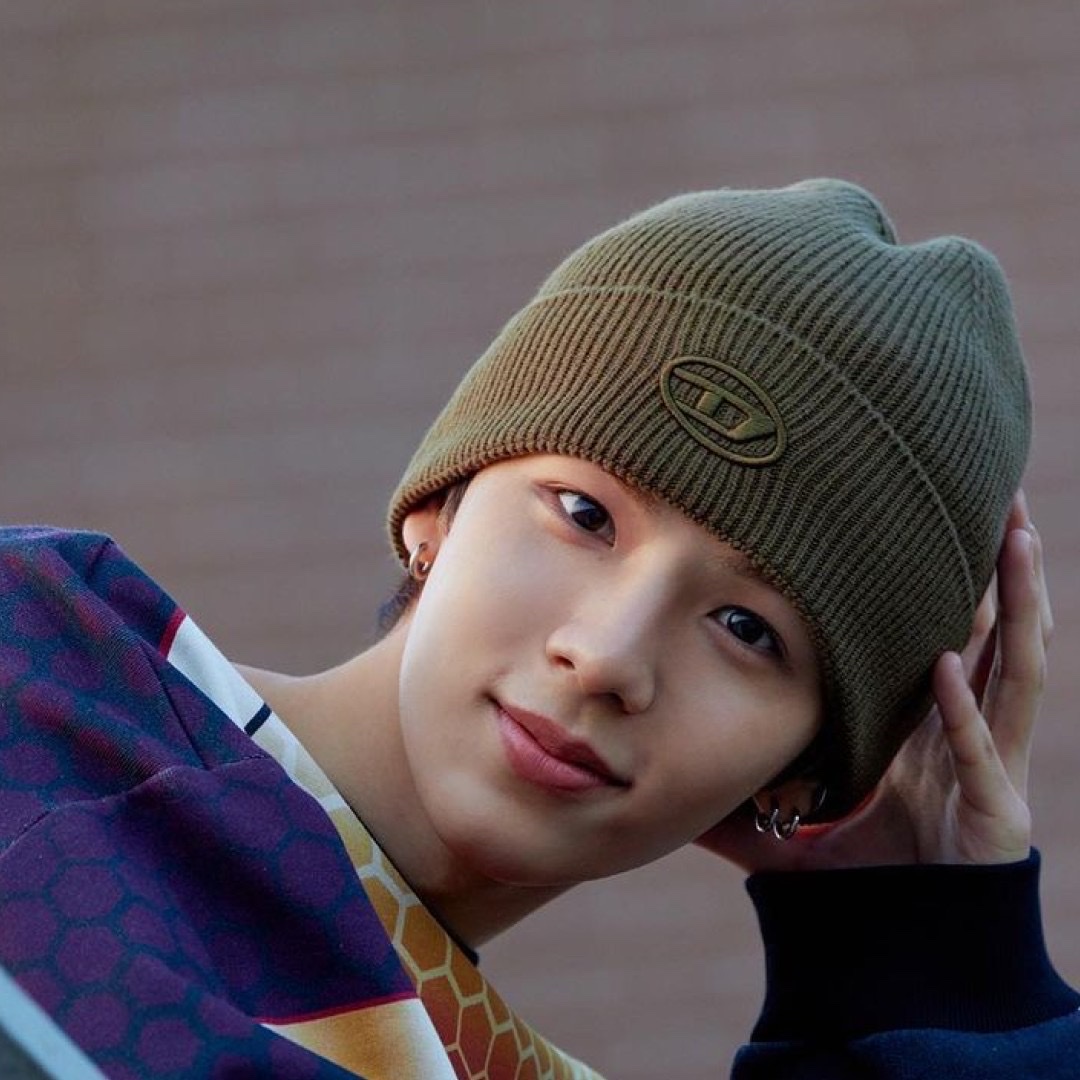 Kenzo Boke Flower Long Sleeve T-Shirt Pearl Grey, Diesel K-Coder-Fully B Ribbed Beanie with D Embroidery Brown 착용 스타일 - 4