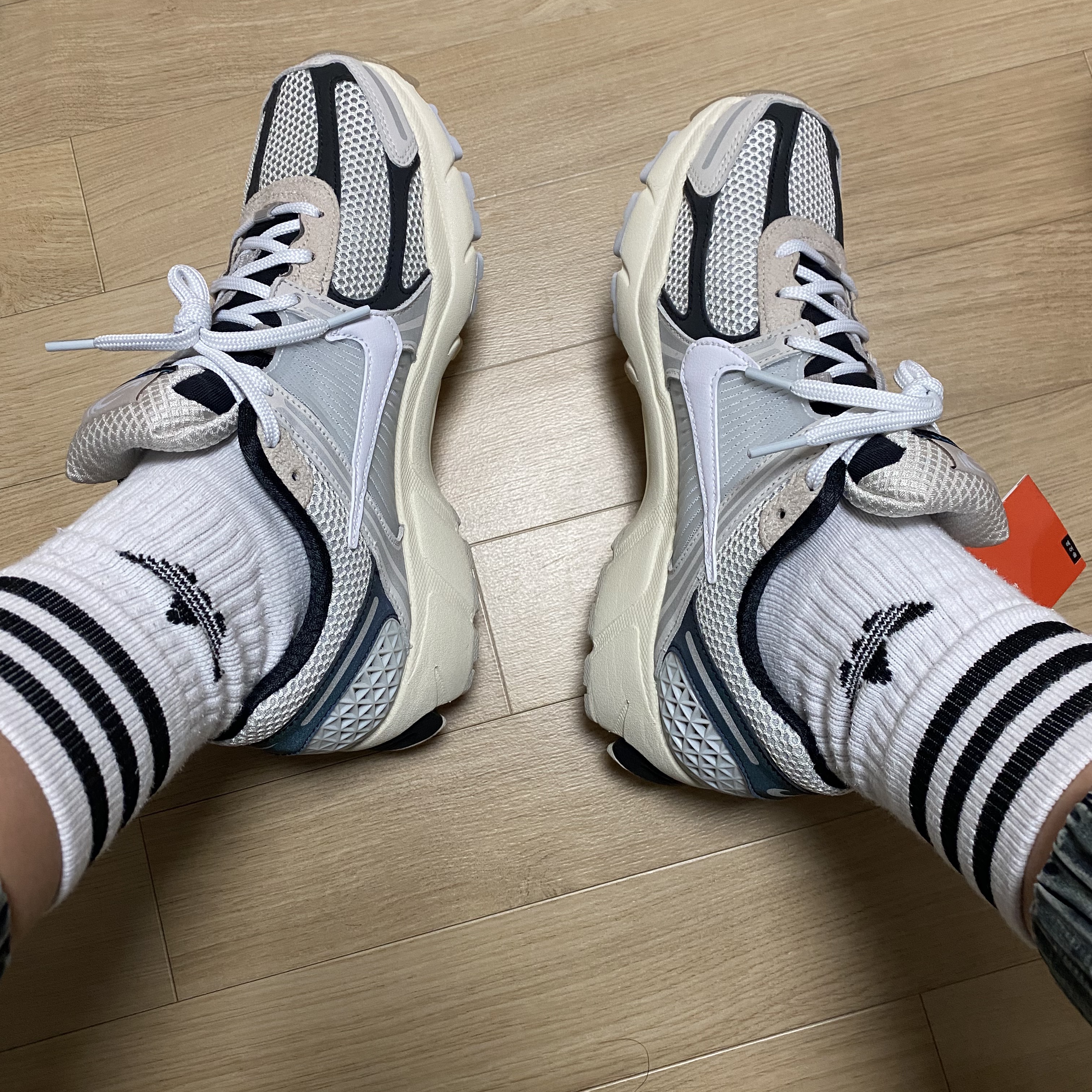 Nike Zoom Vomero 5 Light Bone and Black 착용 스타일