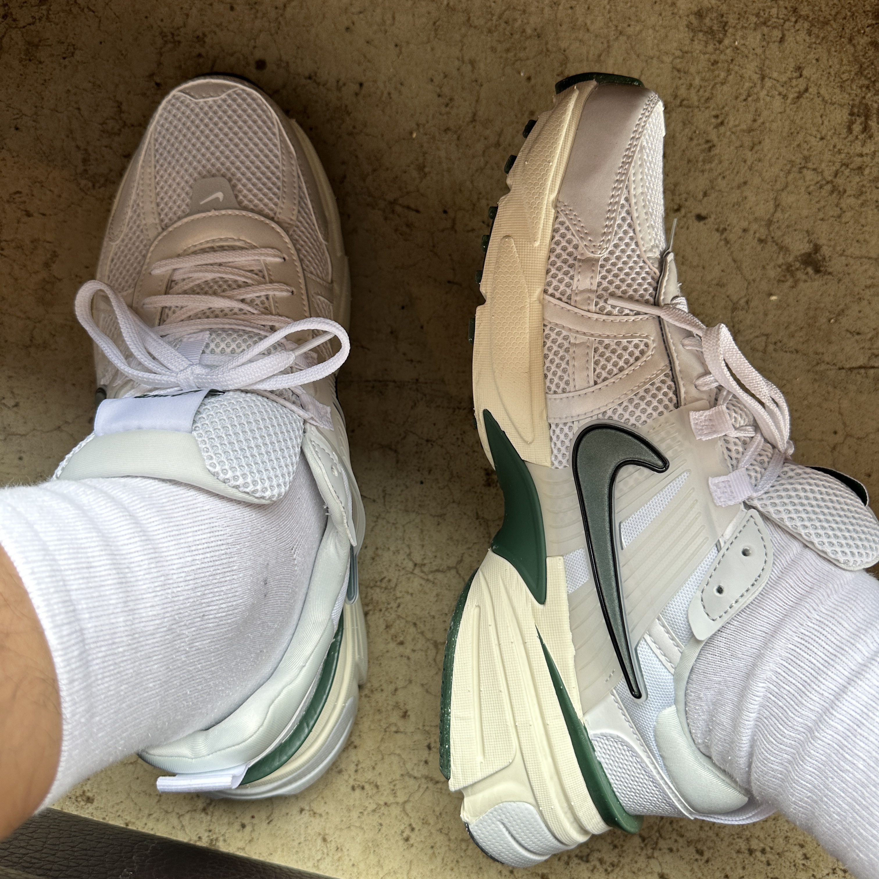 Nike V2K Run White Fir 착용 스타일 - 1