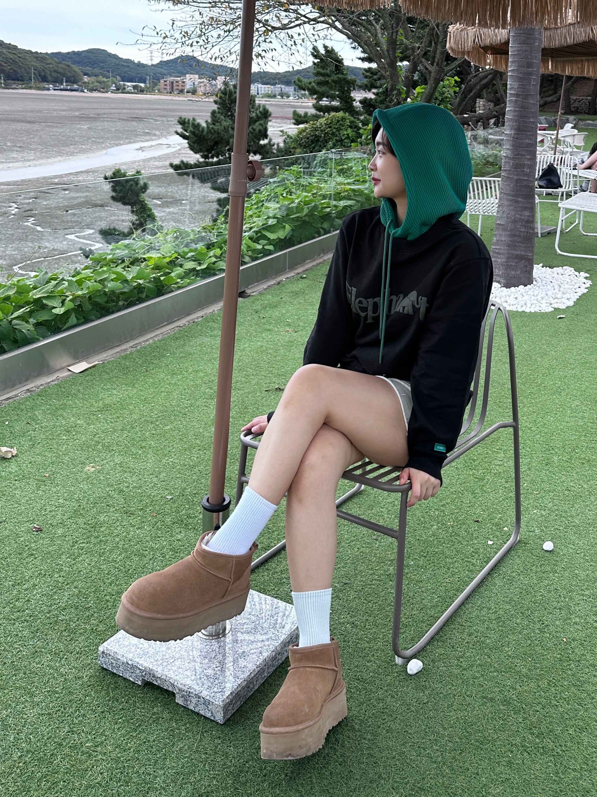 (W) UGG Classic Ultra Mini Platform Boots Chestnut 착용 스타일 - 1