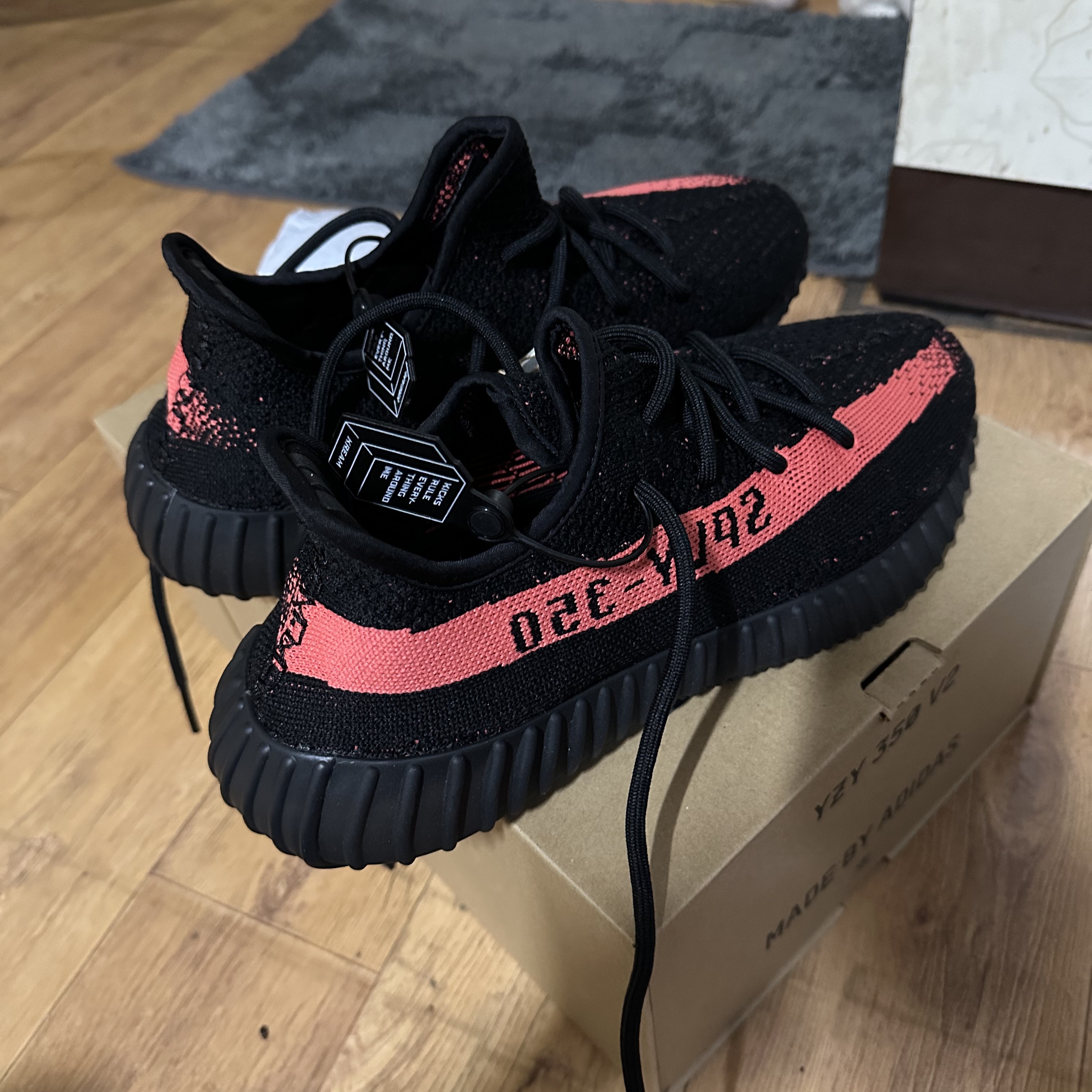 Adidas Yeezy Boost 350 V2 Core Black Red 2022/2023 착용 스타일