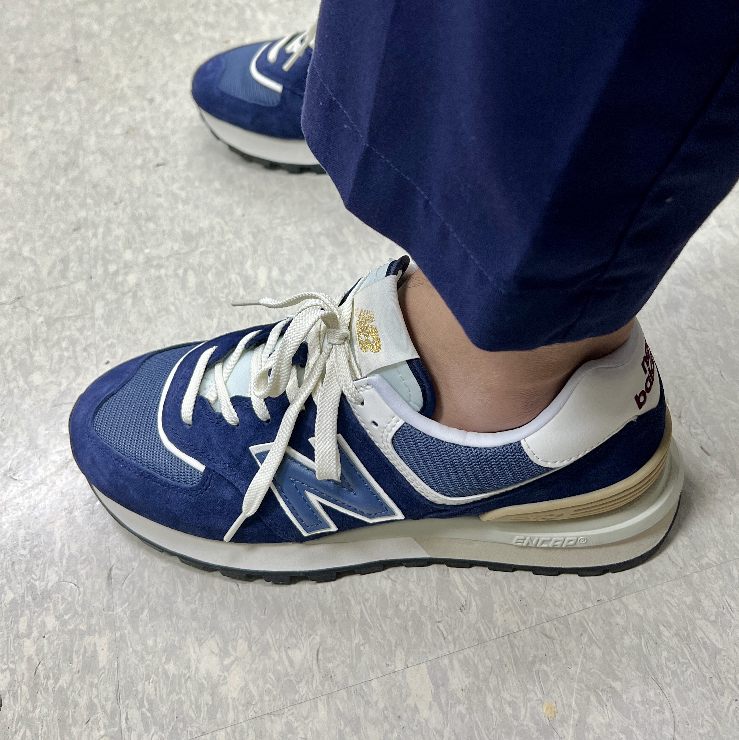 New Balance 574 Legacy Navy 착용 스타일 - 2