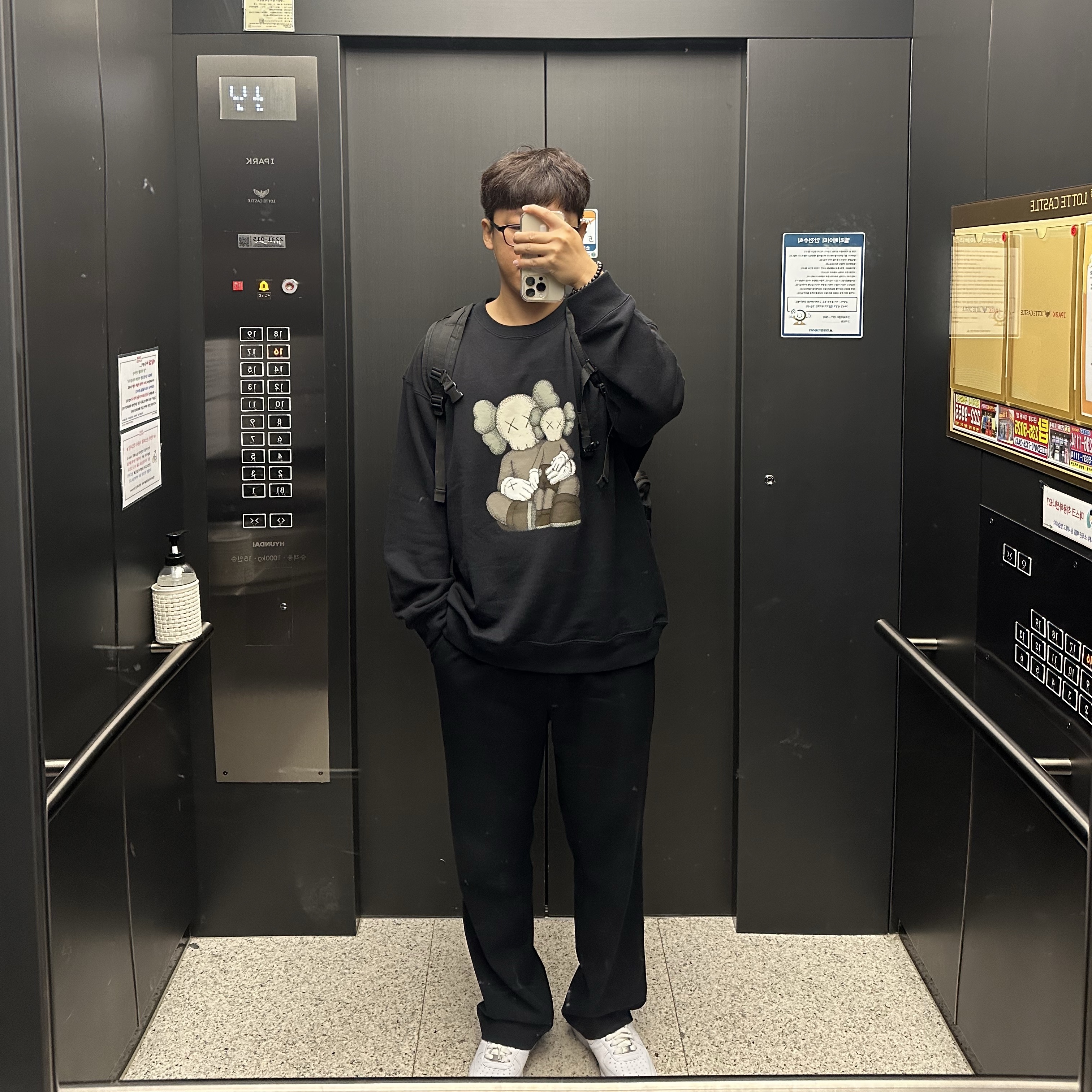 Uniqlo UT x Kaws Long Sleeve Sweatshirt Black, Nike Air Force 1 '07 Low White 착용 스타일