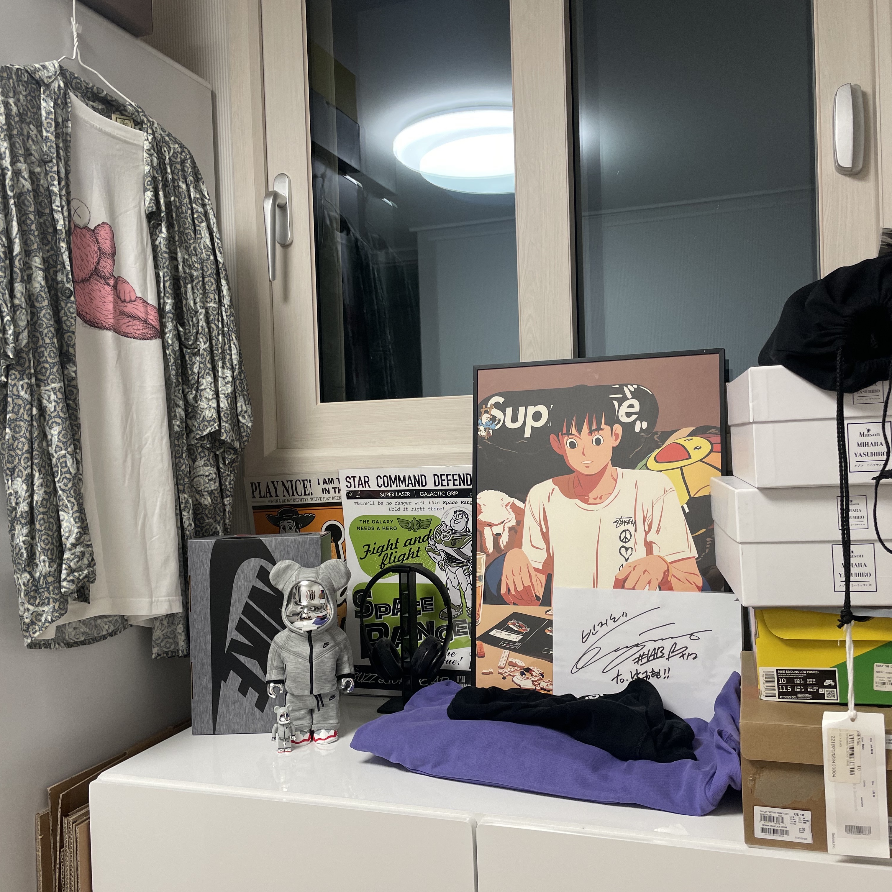 Bearbrick x Nike Tech Fleece N98 100% & 400& Set, Uniqlo UT x Kaws Short Sleeve Graphic T-Shirt White 착용 스타일 - 2
