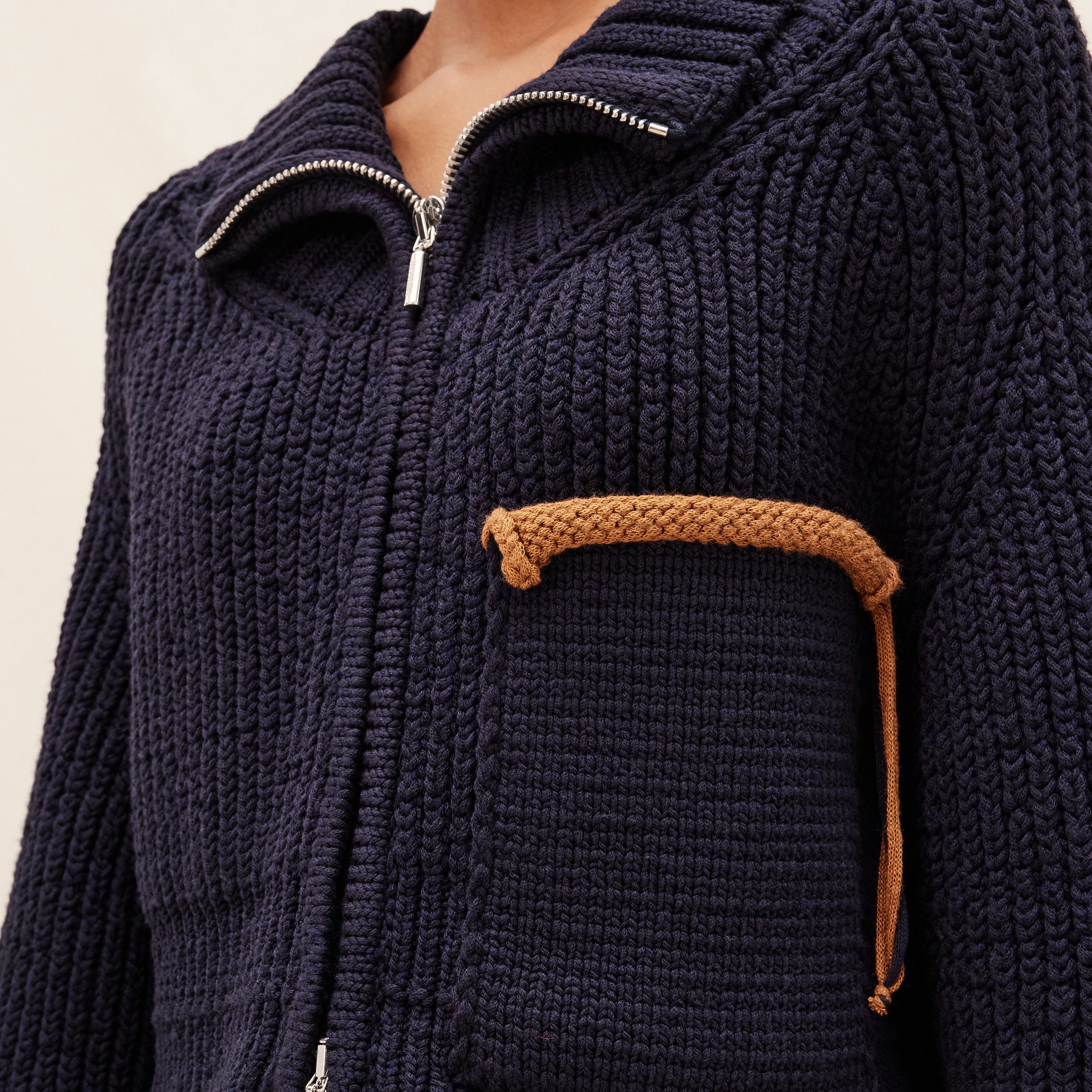 (W) Jacquemus Le Cardigan Arco Court High Neck Cardigan Navy 착용 스타일 - 5