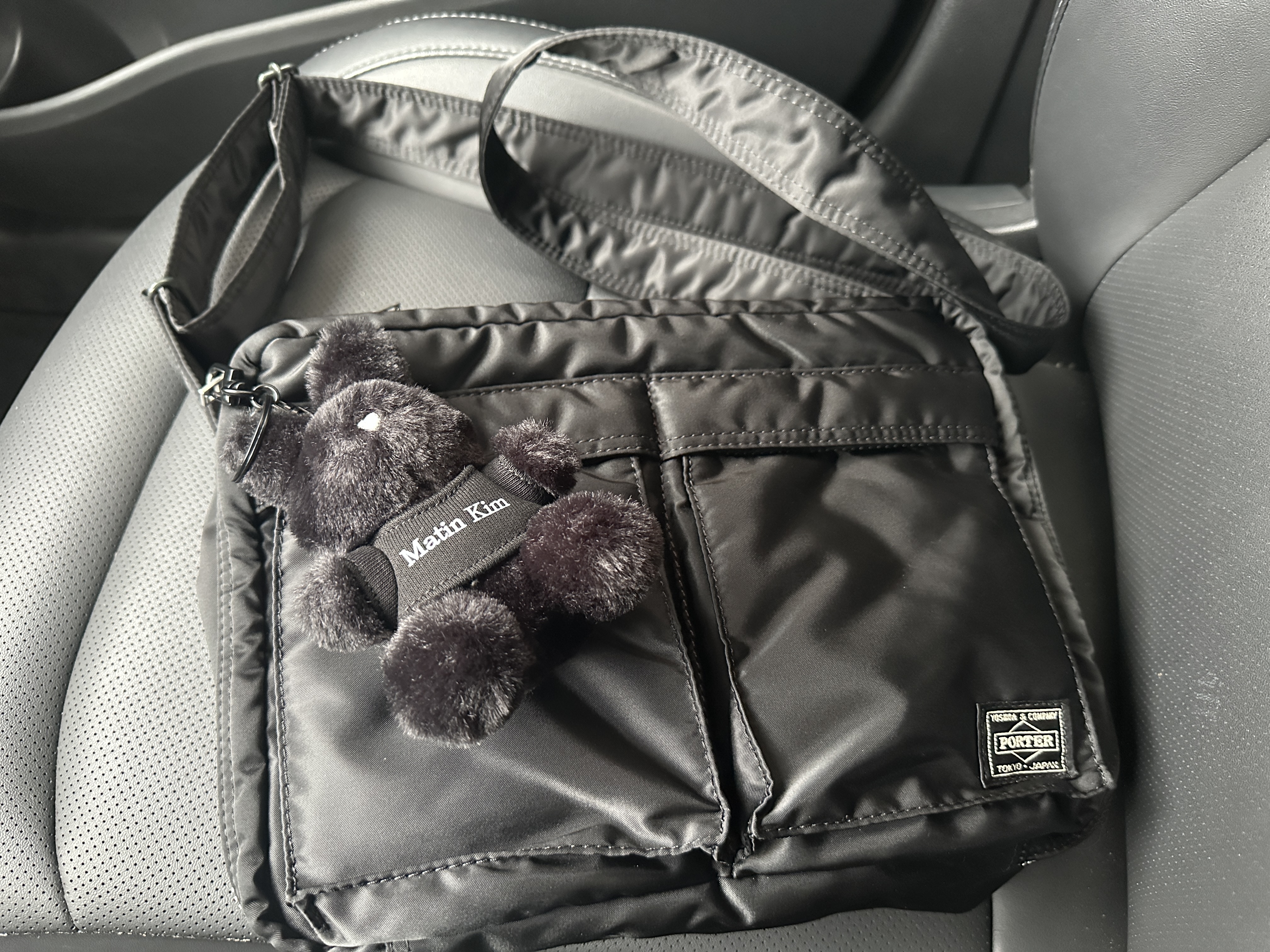Porter Tanker Shoulder Bag L Black, Matin Kim Black Bunny Toy Keyring Black 착용 스타일