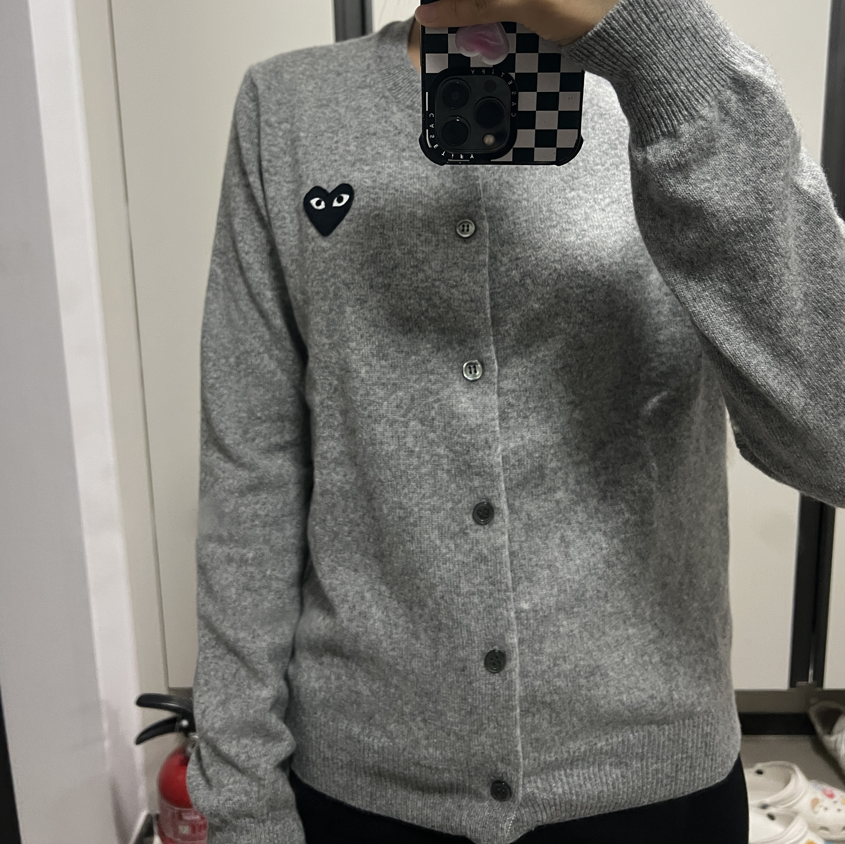 (W) Play Comme des Garcons Black Heart Knit Cardigan Grey 착용 스타일 - 2
