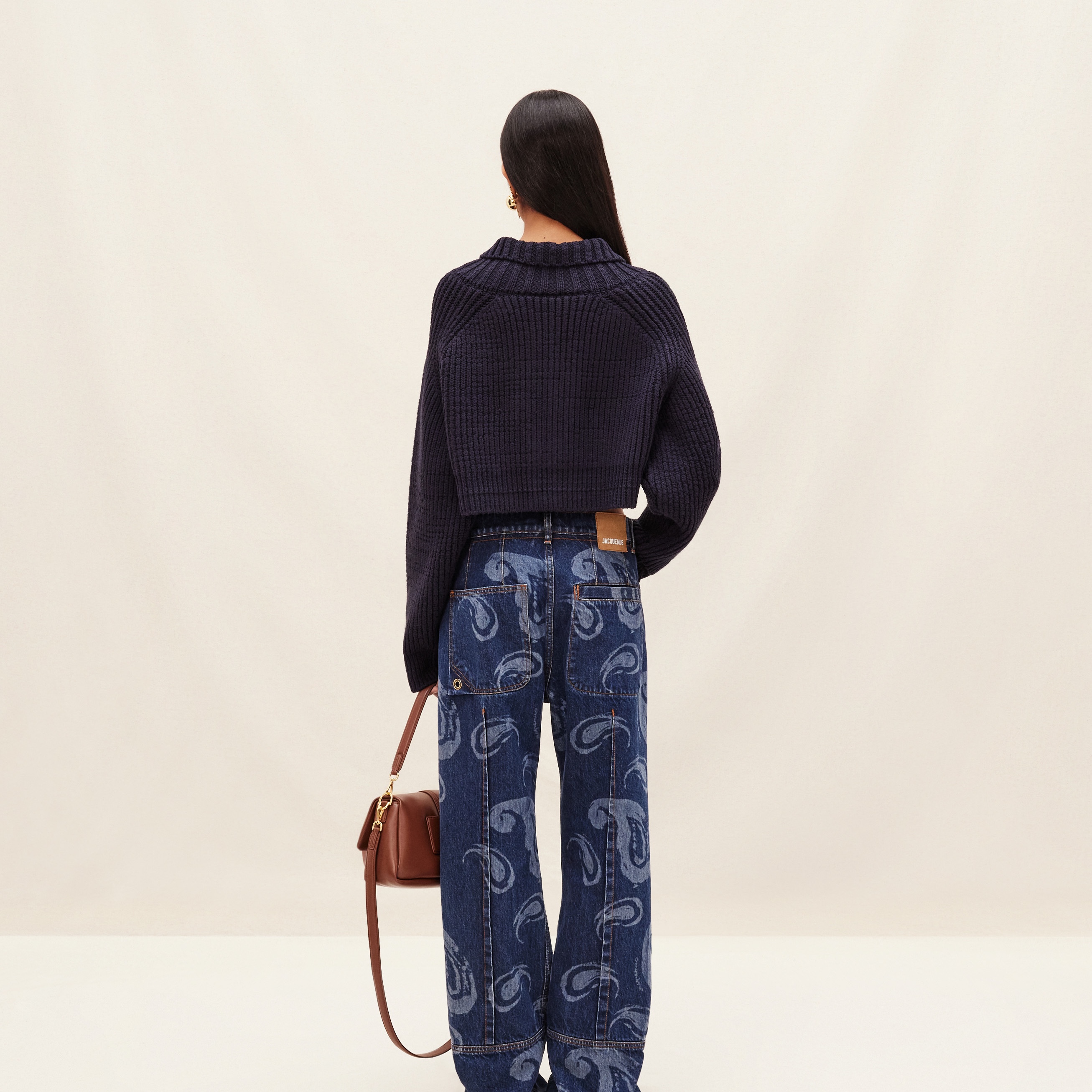 (W) Jacquemus Le Cardigan Arco Court High Neck Cardigan Navy 착용 스타일 - 4