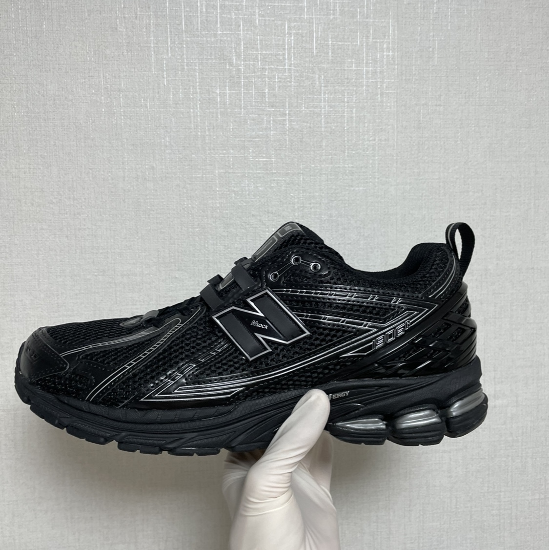 Maison Mihara Yasuhiro Blakey OG Sole Canvas Low-top Sneakers Black White, New Balance 1906R Eclipse 착용 스타일 - 1