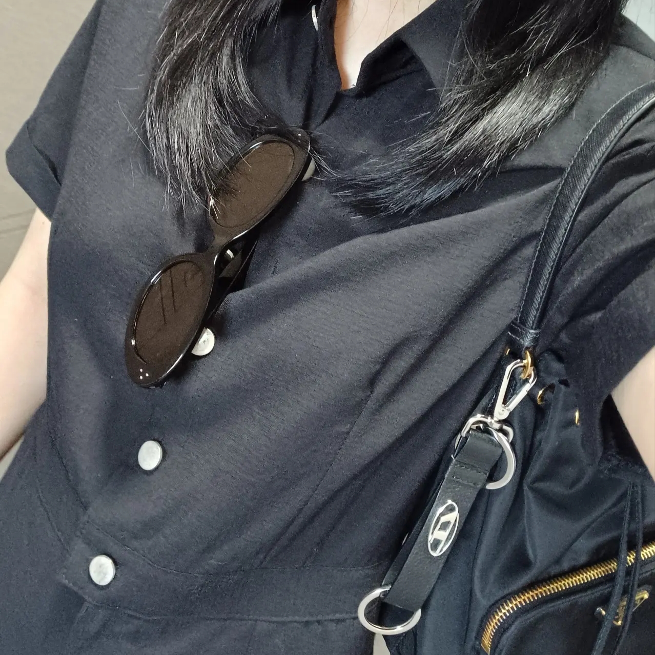 Prada Duet Re-Nylon Shoulder Bag Black Gold, Diesel Busy-Key Keyring with Logo Plaque Black 착용 스타일