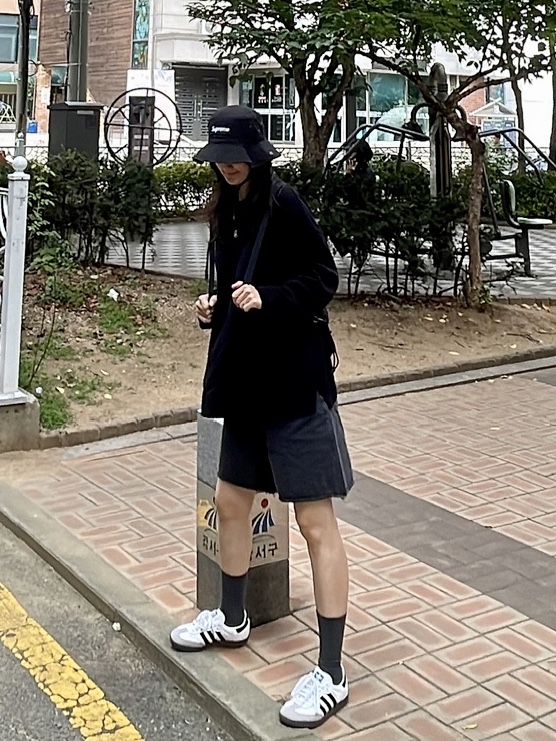 Adidas Samba OG Cloud White, Supreme Mesh Small Backpack Black - 23SS 착용 스타일 - 3