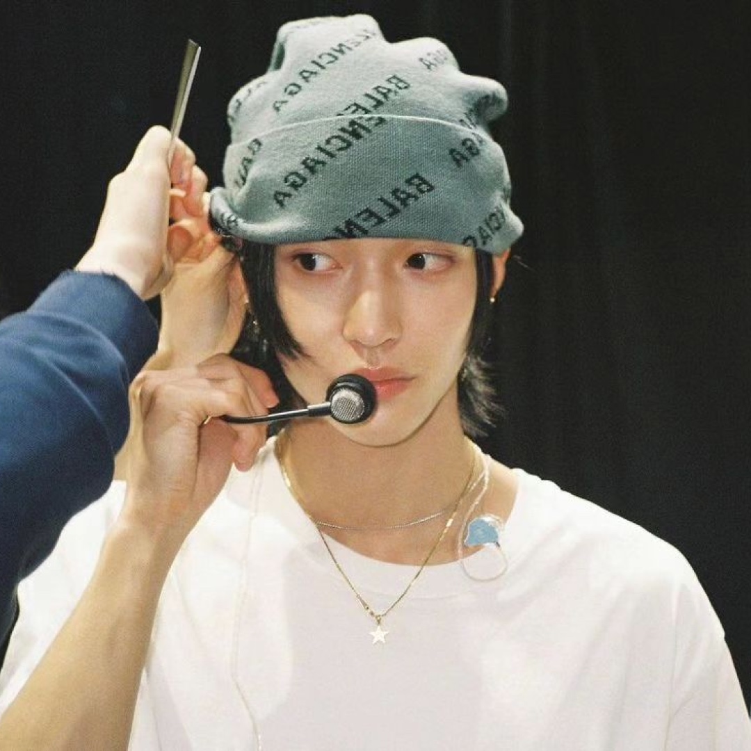 Balenciaga Mirror Mini Allover Logo Beanie Grey, Gentle Monster Parabola 01 Black 착용 스타일 - 2