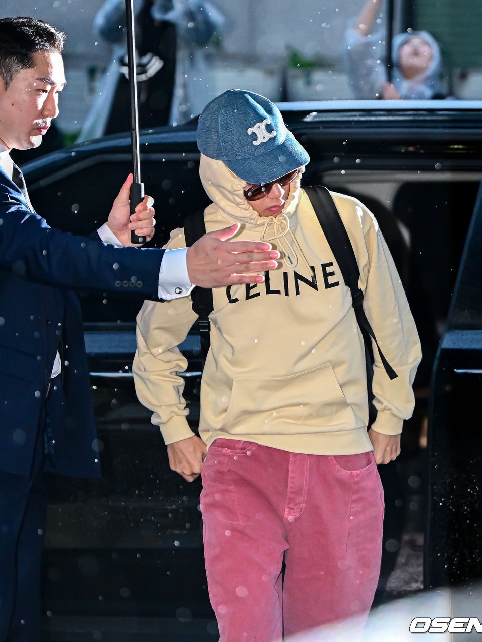 (W) Celine Triomphe Baseball Cap in Denim Union Wash Dark Union Wash, (W) Celine Triomphe 01 Sunglasses in Acetate Milky Hazelnut 착용 스타일 - 2