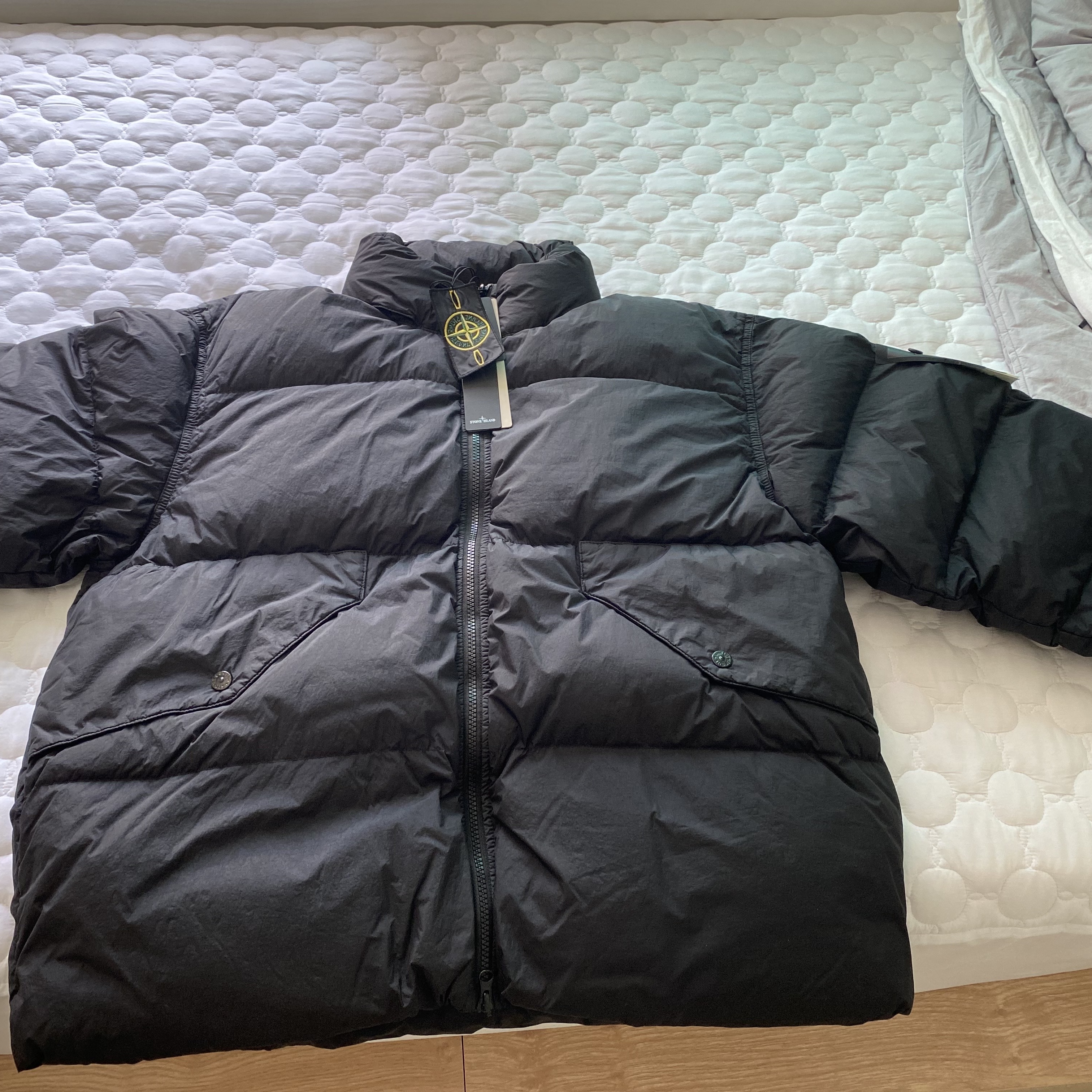 Stone Island 40623 Garment Dyed Crinkle Reps Recycled Nylon Down Jacket Black - 23FW 착용 스타일