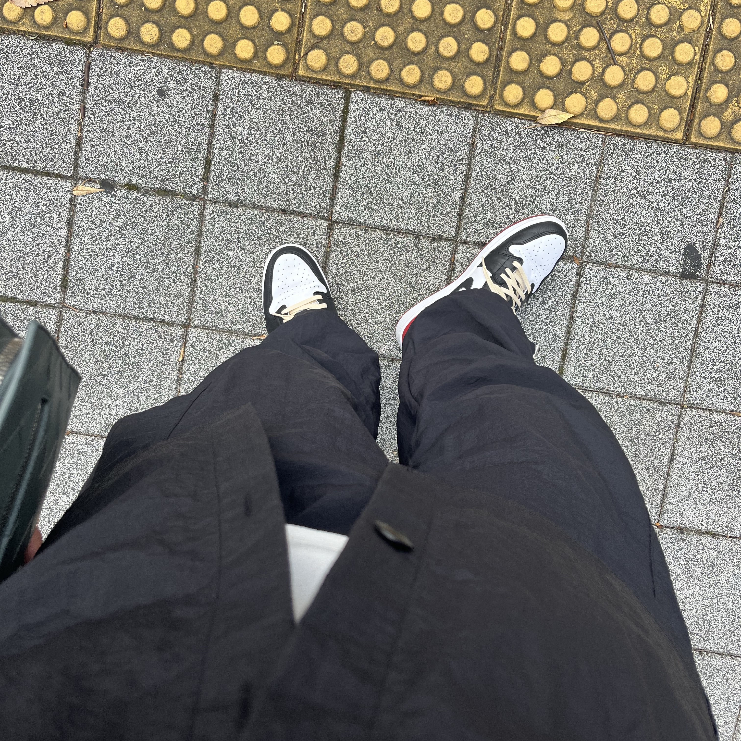 Jordan 1 Retro Low OG Black Toe, Bottega Veneta Medium Intrecciato Document Case Thunder 착용 스타일 - 1