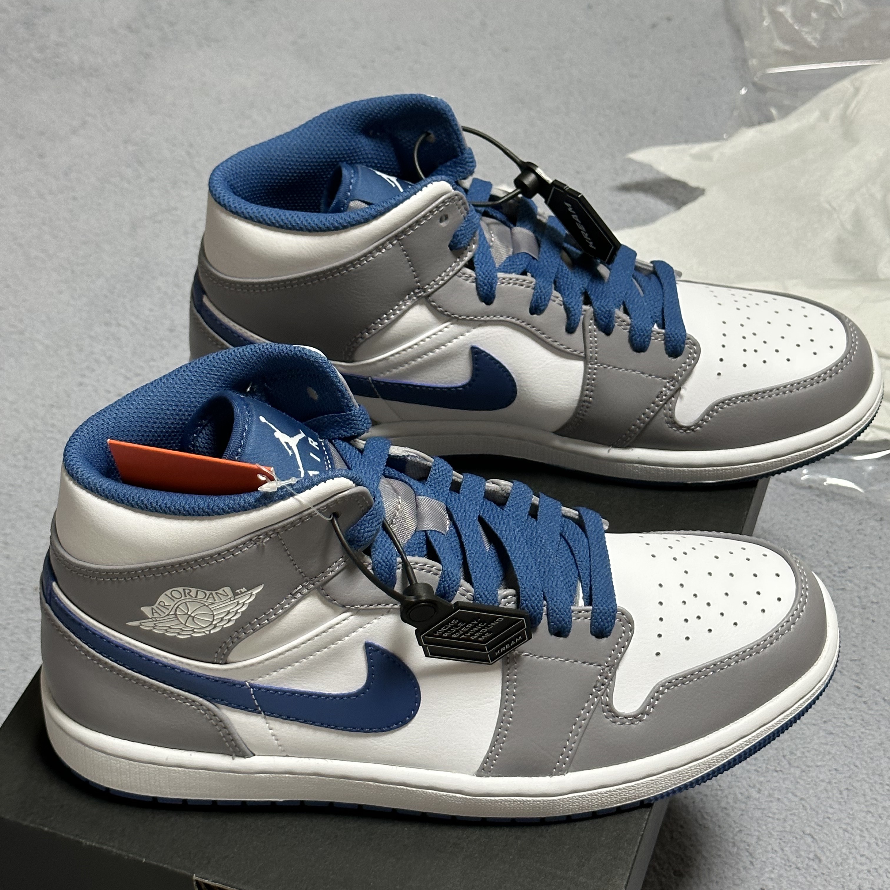 Jordan 1 Mid Cement Grey True Blue 착용 스타일