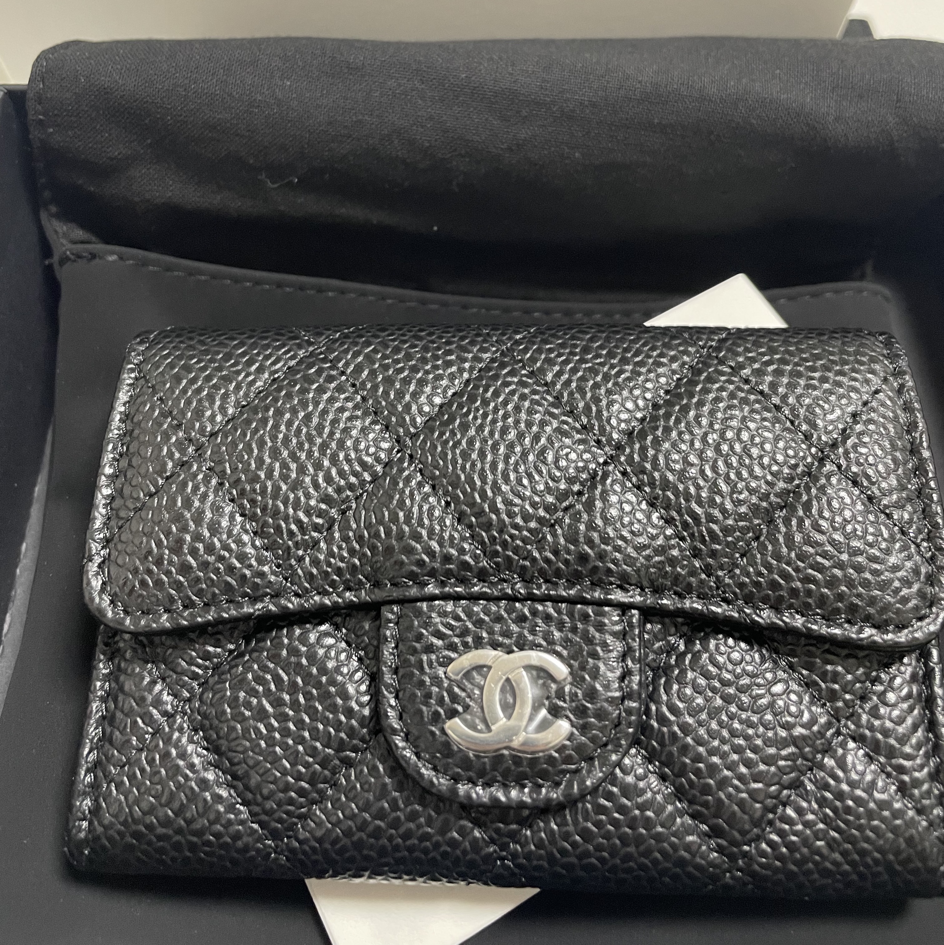 Chanel Classic Card Holder Grained Calfskin & Silver Black 착용 스타일