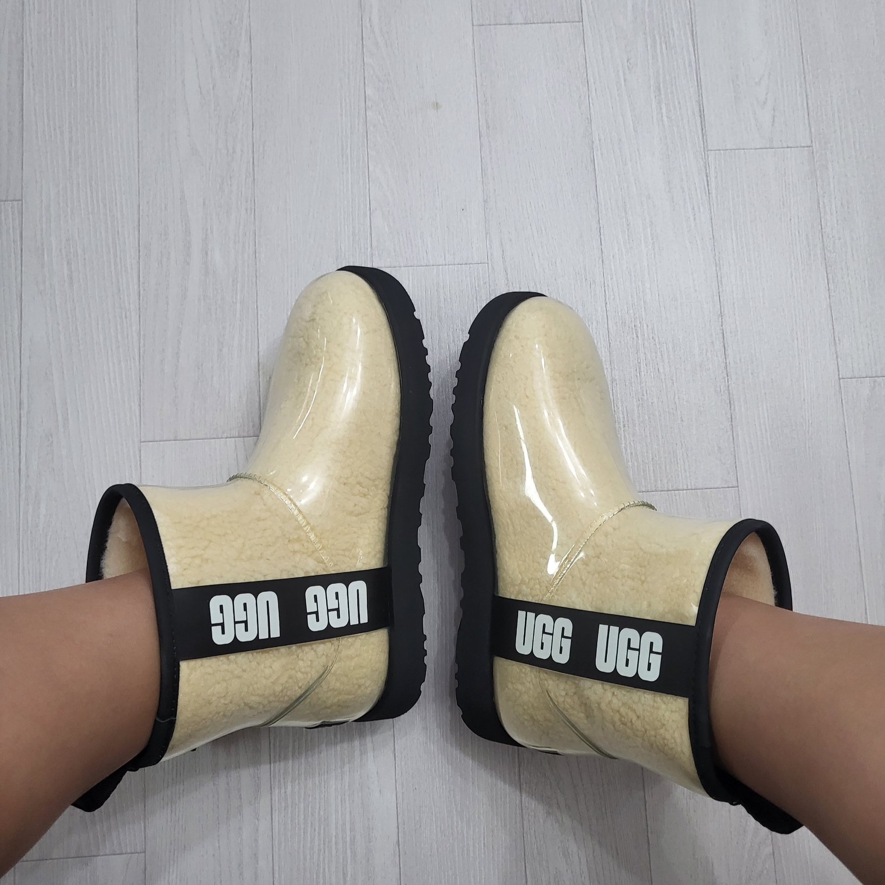 (W) UGG Classic Clear Mini Boots Natural Black 착용 스타일