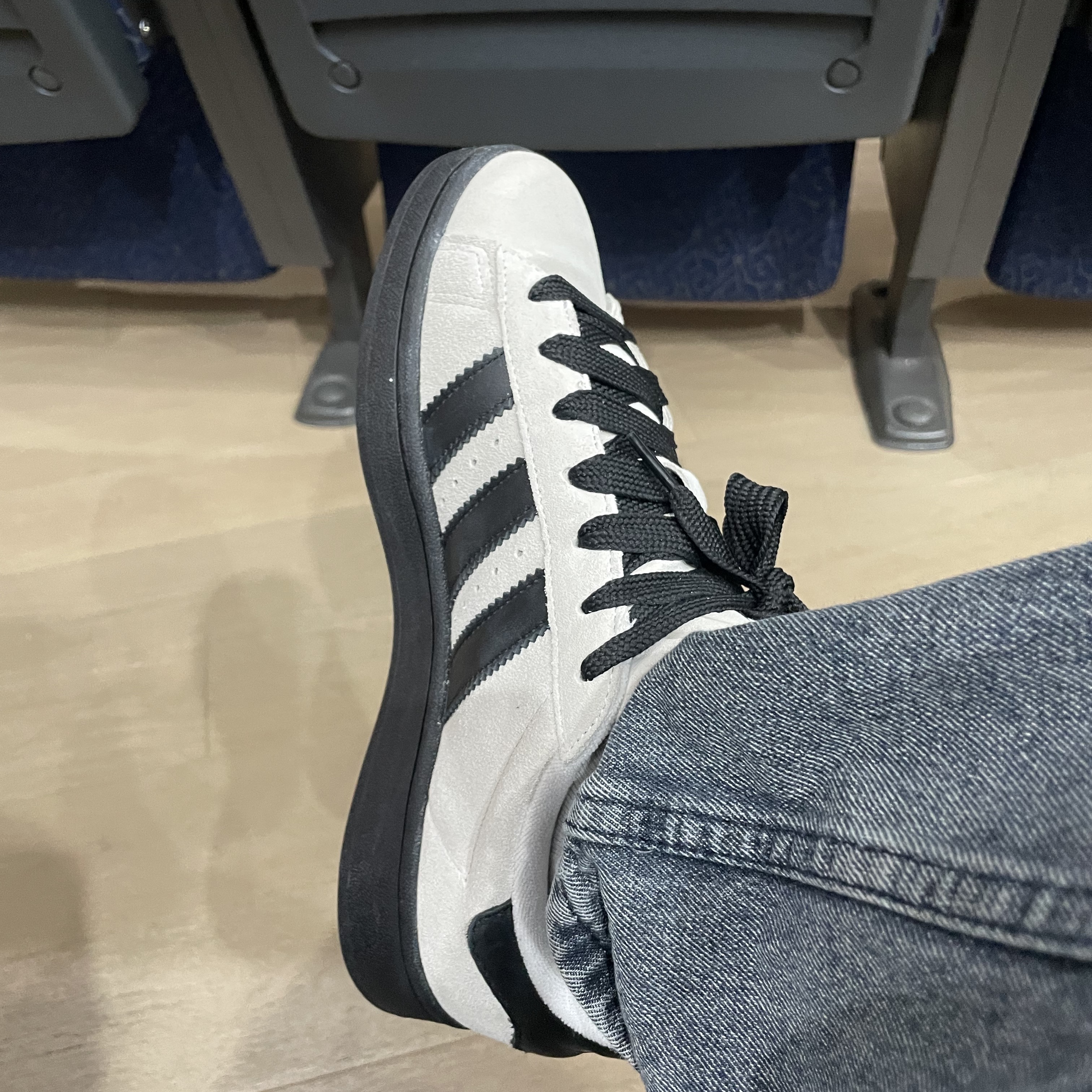 Adidas Campus 00s Cloud White Core Black 착용 스타일 - 2