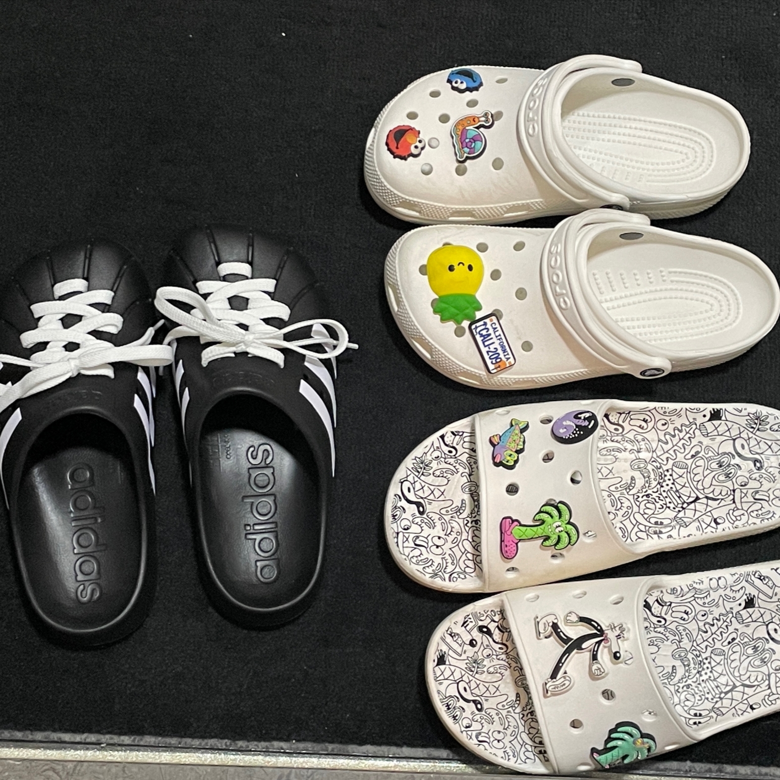 Adidas Adilette Clog Black White 착용 스타일 - 2