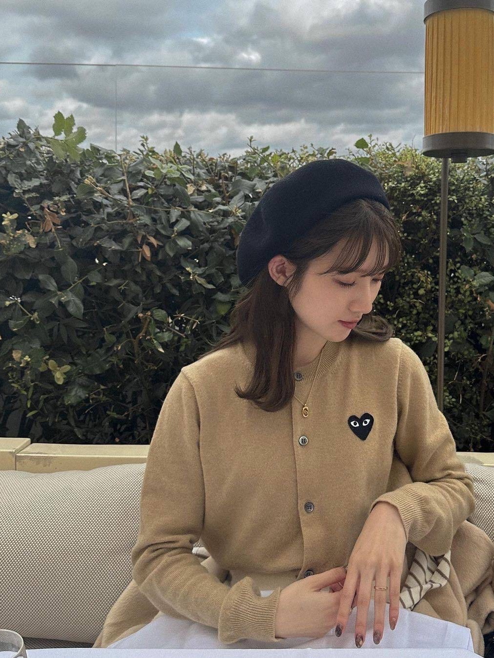 (W) Play Comme des Garcons Black Heart Knit Cardigan Beige, (W) Play Comme des Garcons White Heart Knit Cardigan Natural 착용 스타일 - 2
