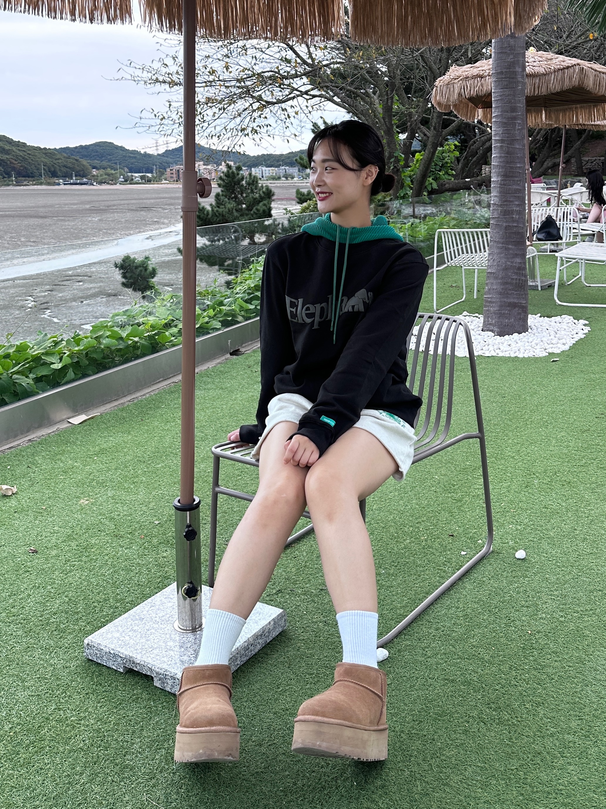 (W) UGG Classic Ultra Mini Platform Boots Chestnut 착용 스타일 - 2