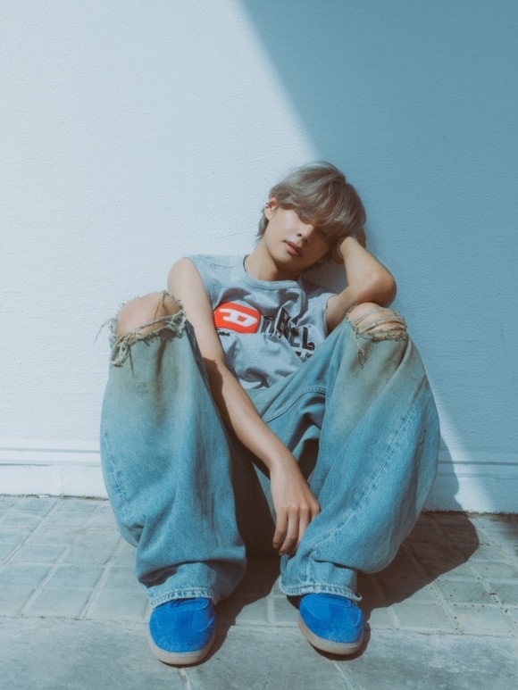Adidas Samba OG Royal Blue, Acne Studios Loose Fit Jeans 2021M Mid blue 착용 스타일 - 1