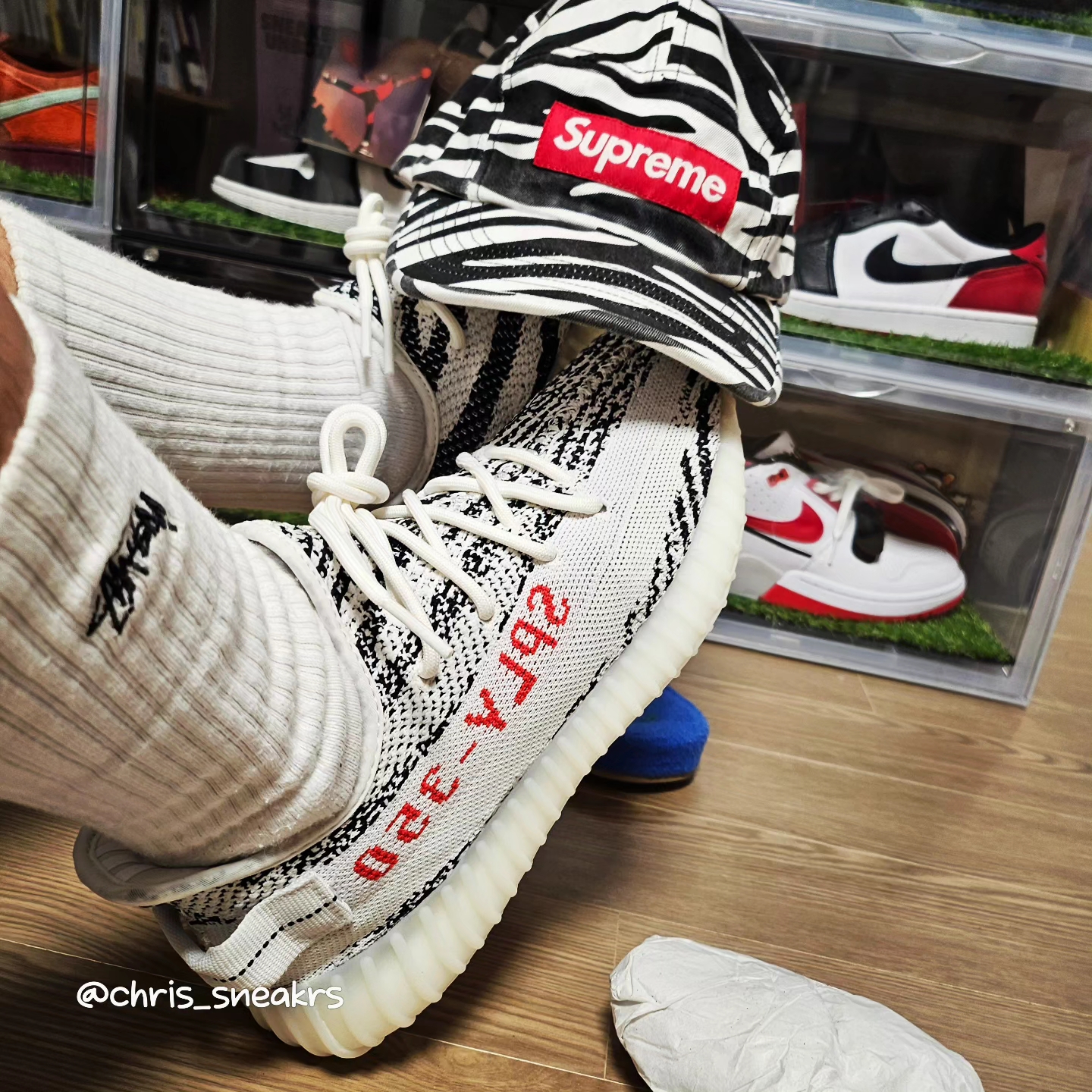 Stussy Small Stock Crew Socks White (3 Pack), Adidas Yeezy Boost 350 V2 Zebra 2022/2023 착용 스타일 - 3