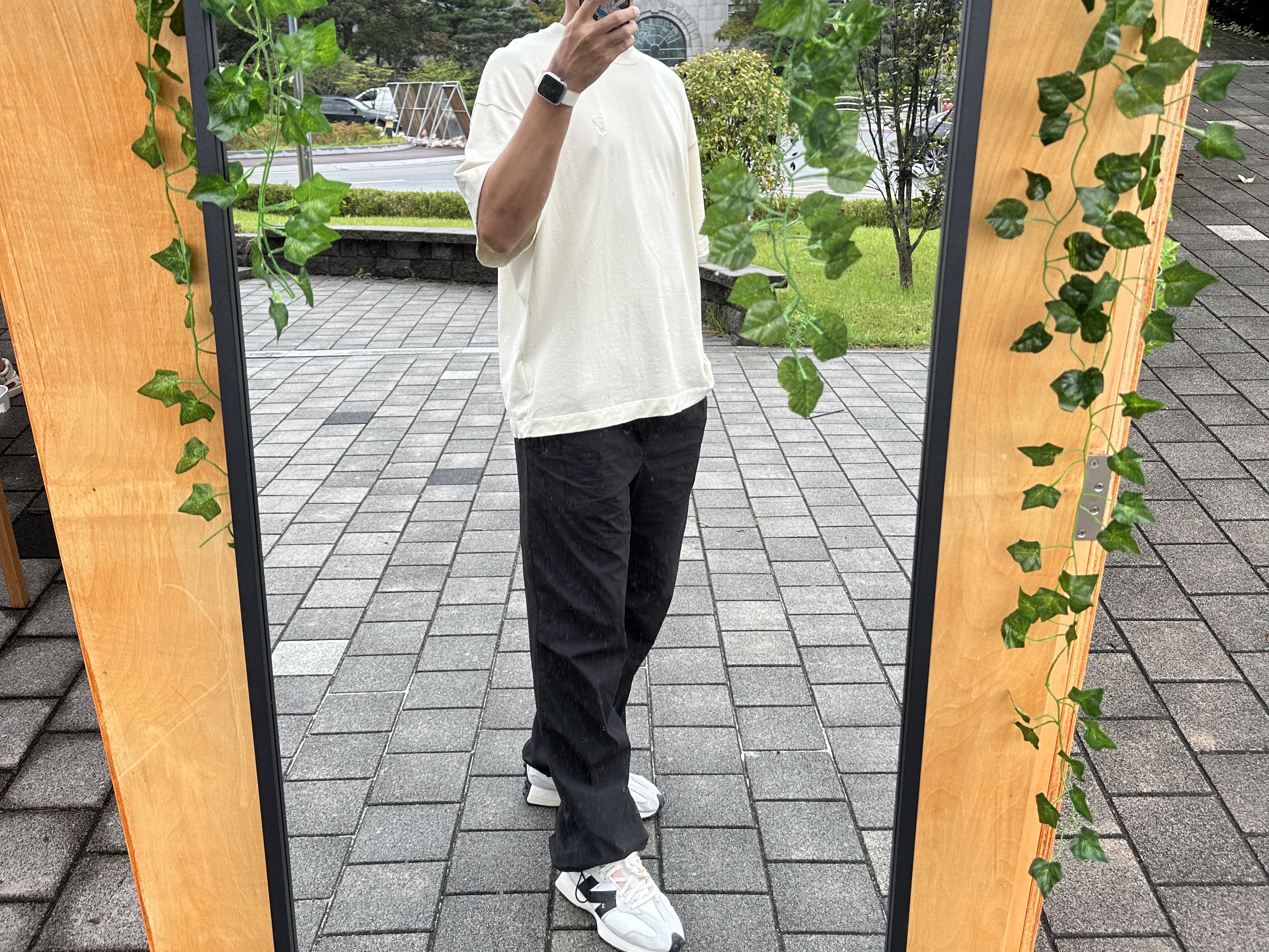 New Balance x Casablanca 327 Idealist Black Grey Pink, AMI de Coeur Tone-On-Tone T-Shirt Beige 착용 스타일