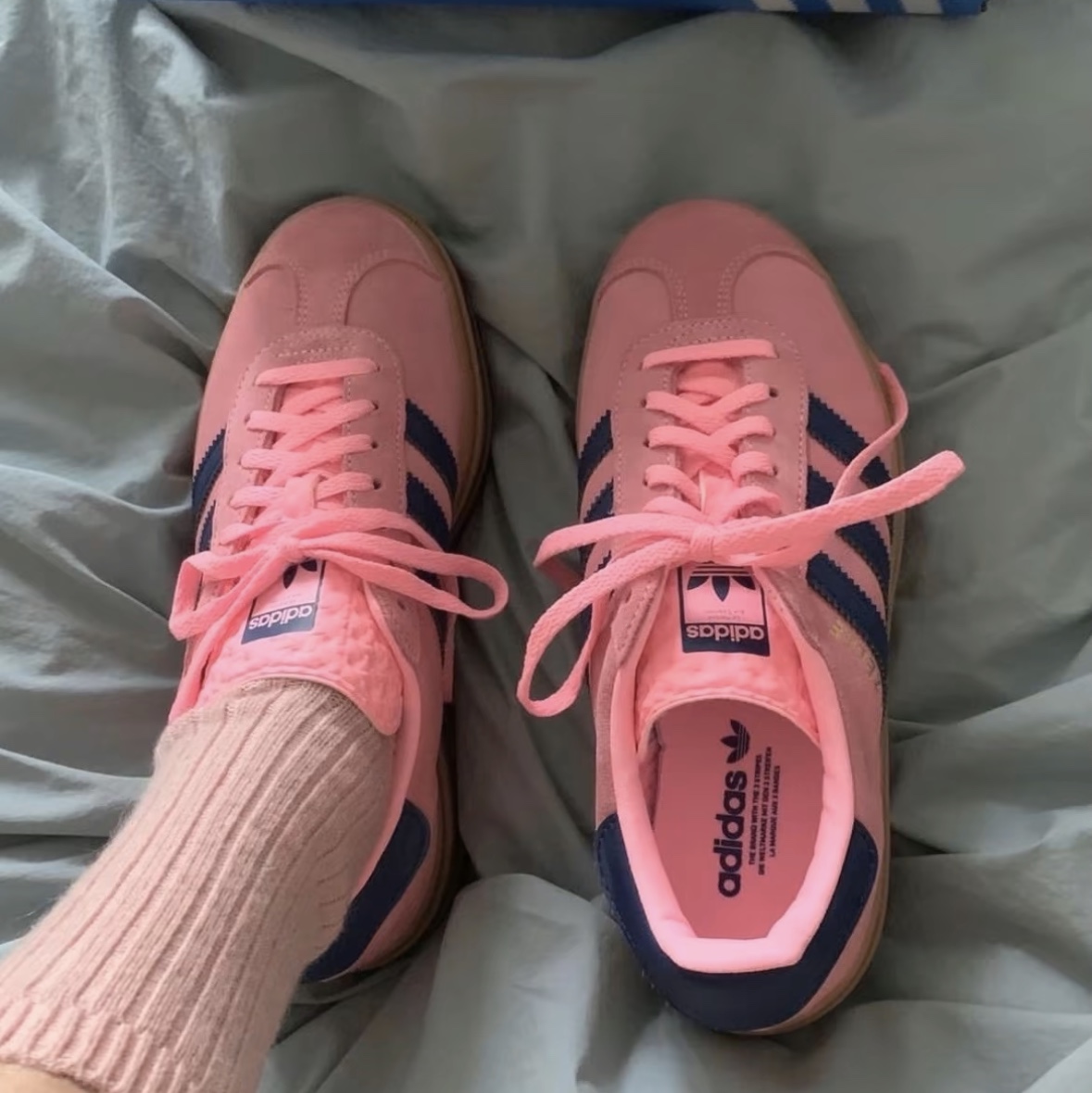 (W) Adidas Gazelle Bold Pink Glow Victory Blue 착용 스타일 - 2