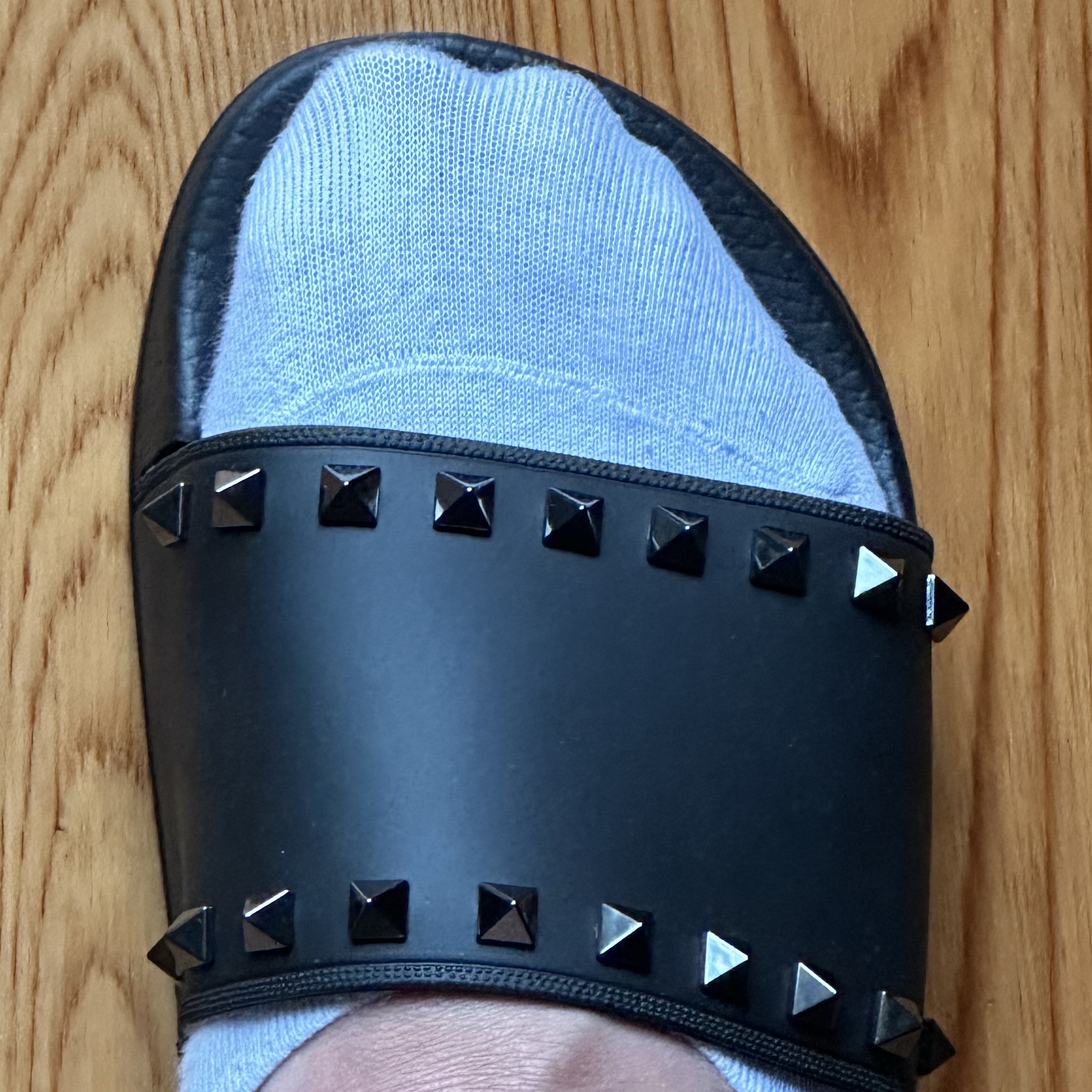 Valentino Rubber Rockstud Slide Black 착용 스타일