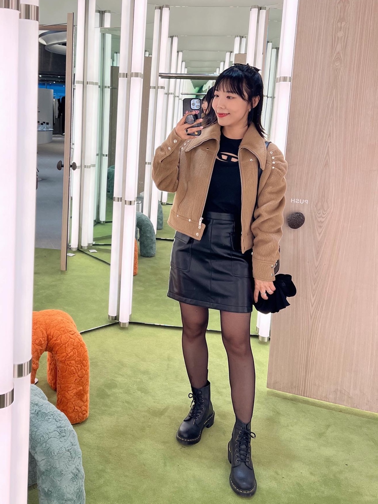 (W) Diesel T-Angie Peekaboo Logo T-Shirt Black, Courreges Reedition Camera Bag Black 착용 스타일 - 4