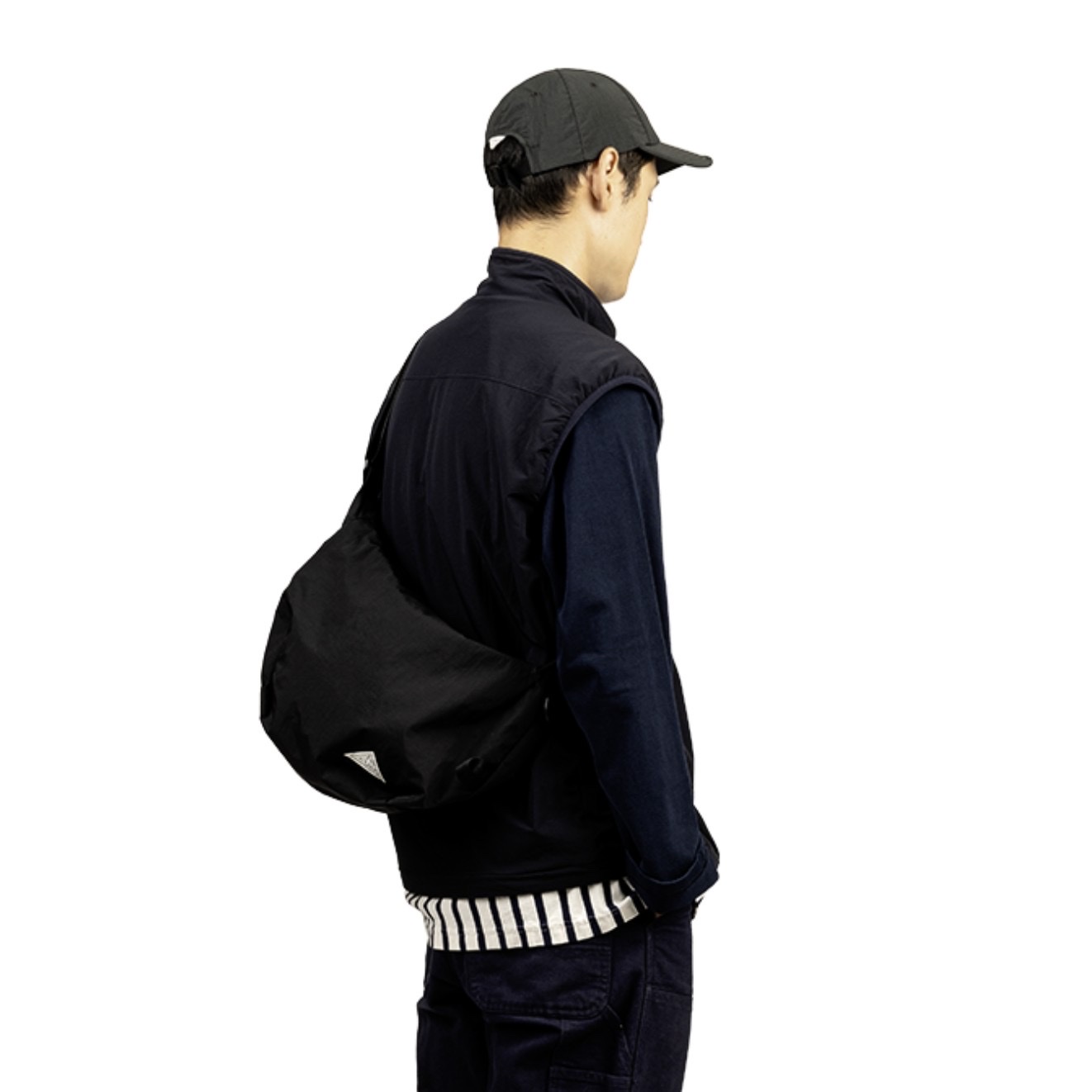 Found Pocket Penny Cross Bag Black 착용 스타일