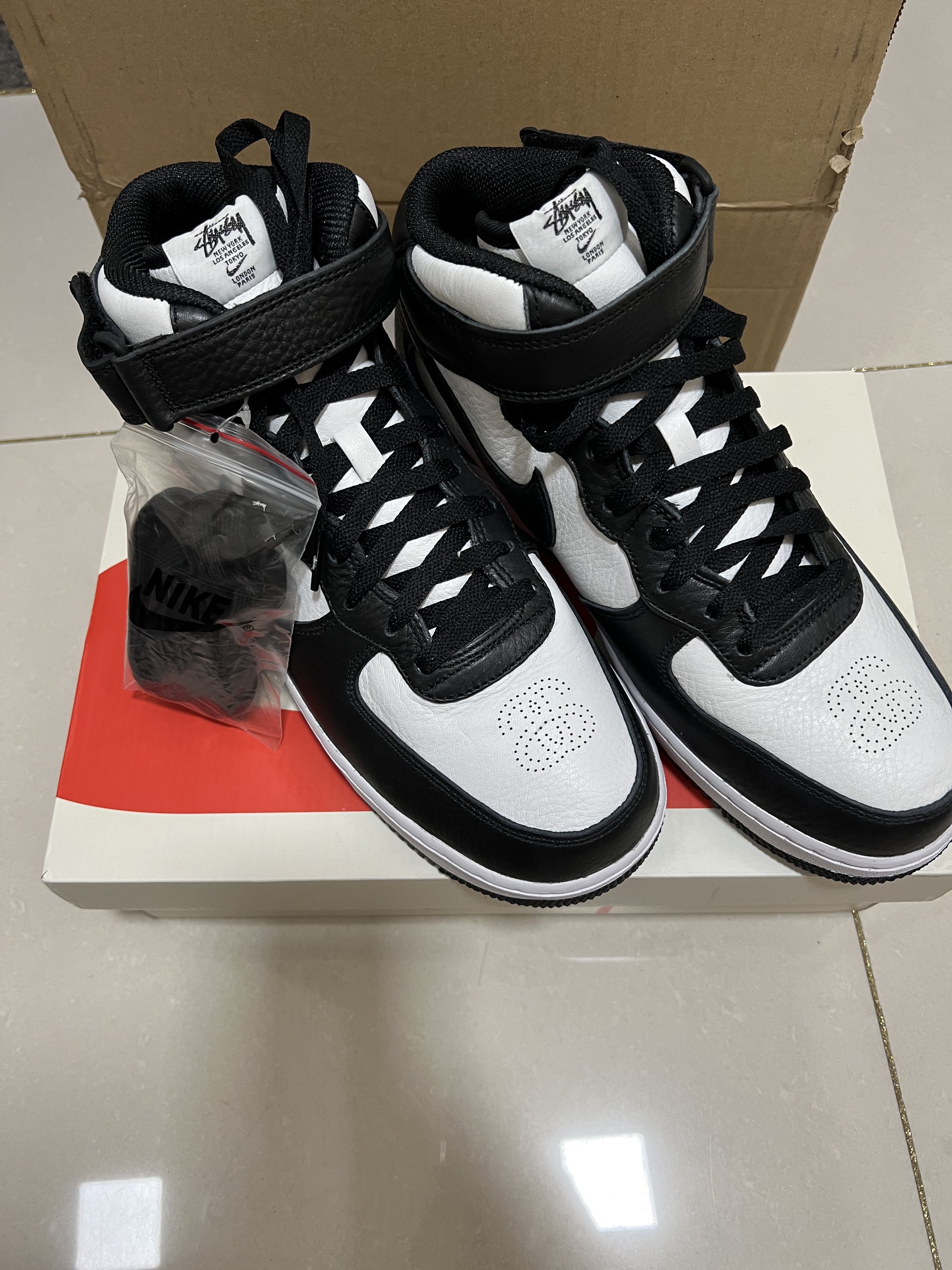 Nike x Stussy Air Force 1 '07 Mid SP Black and Light Bone 착용 스타일 - 1