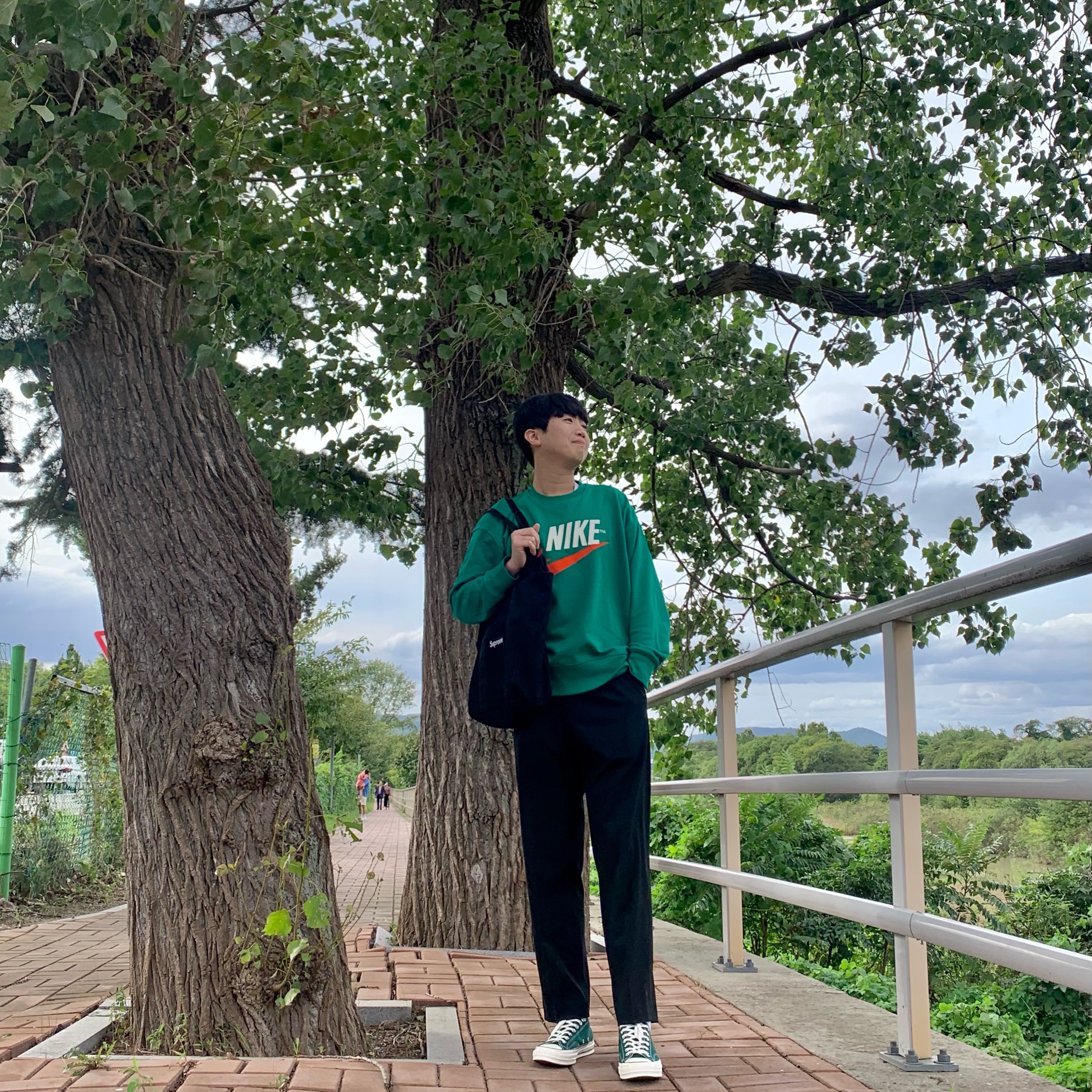 Nike NSW French Terry Crewneck Green - Asia, Supreme Canvas Tote Black 착용 스타일