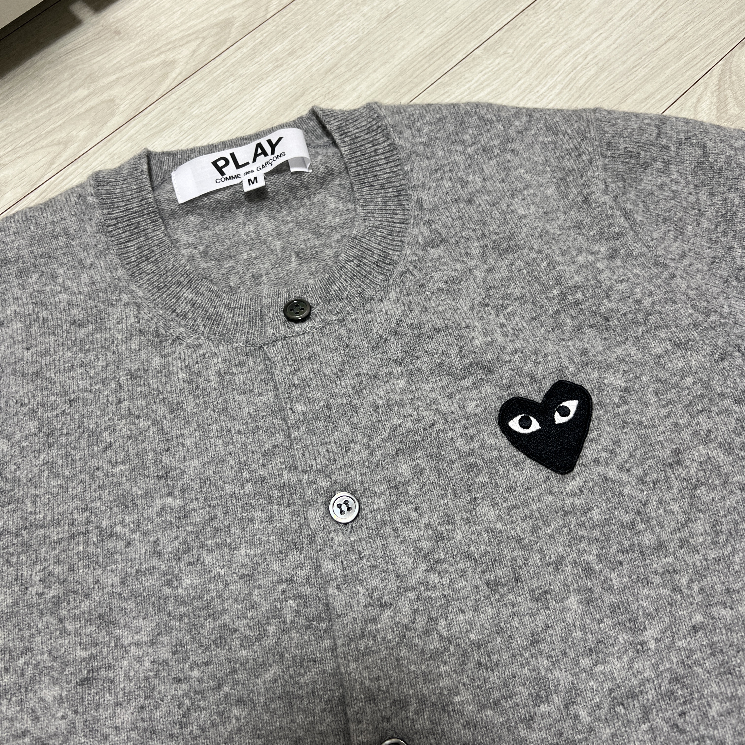 (W) Play Comme des Garcons Black Heart Knit Cardigan Grey 착용 스타일 - 1