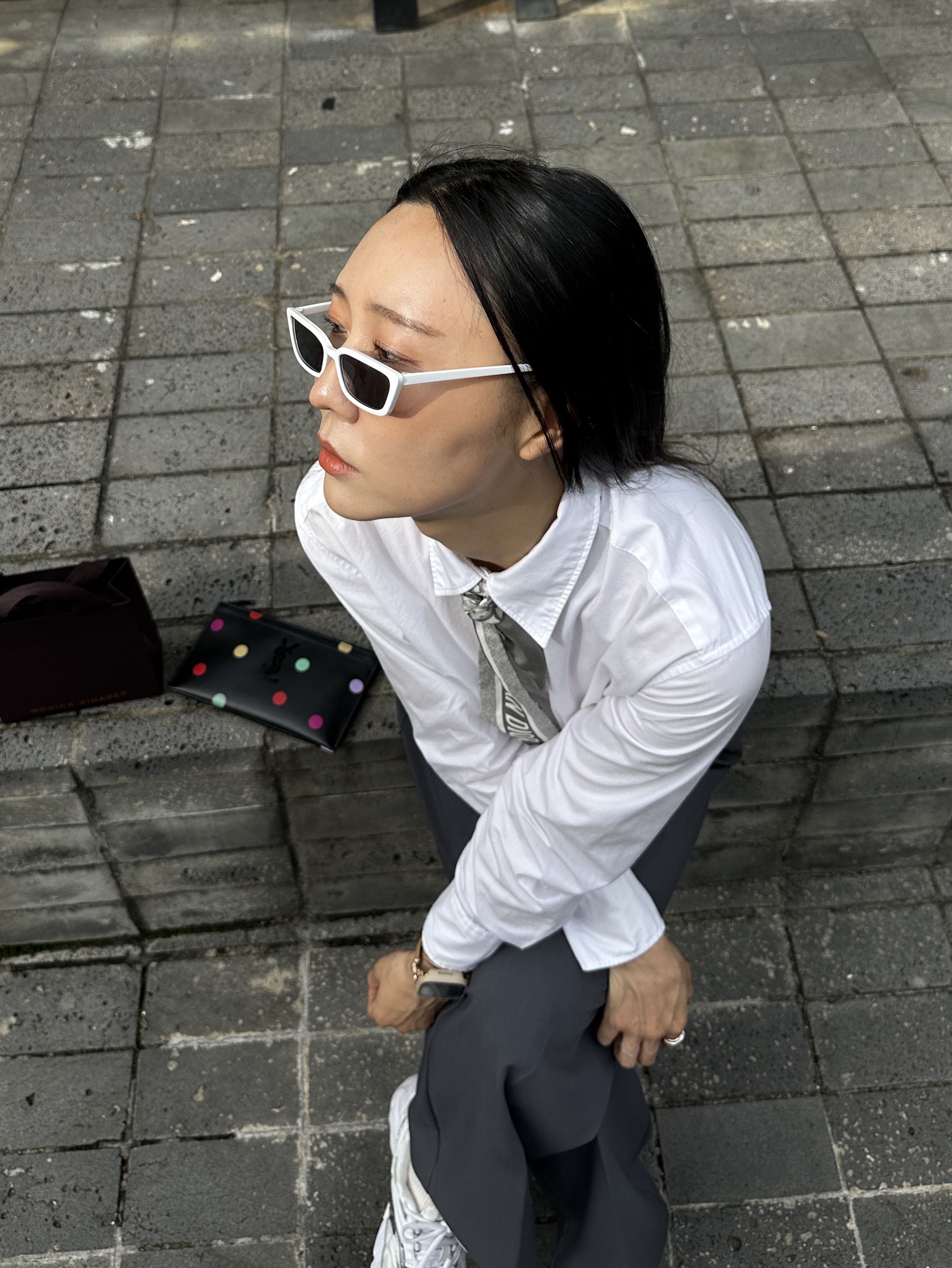 (W) Dior Cannage Mitzah Scarf Silk Twill Ivory Grey, New Balance 530 White Silver 착용 스타일 - 2