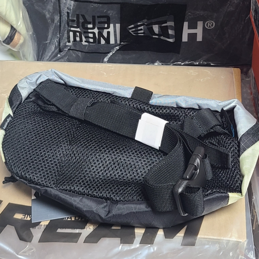 Supreme Waist Bag Blue - 23FW 착용 스타일 - 3