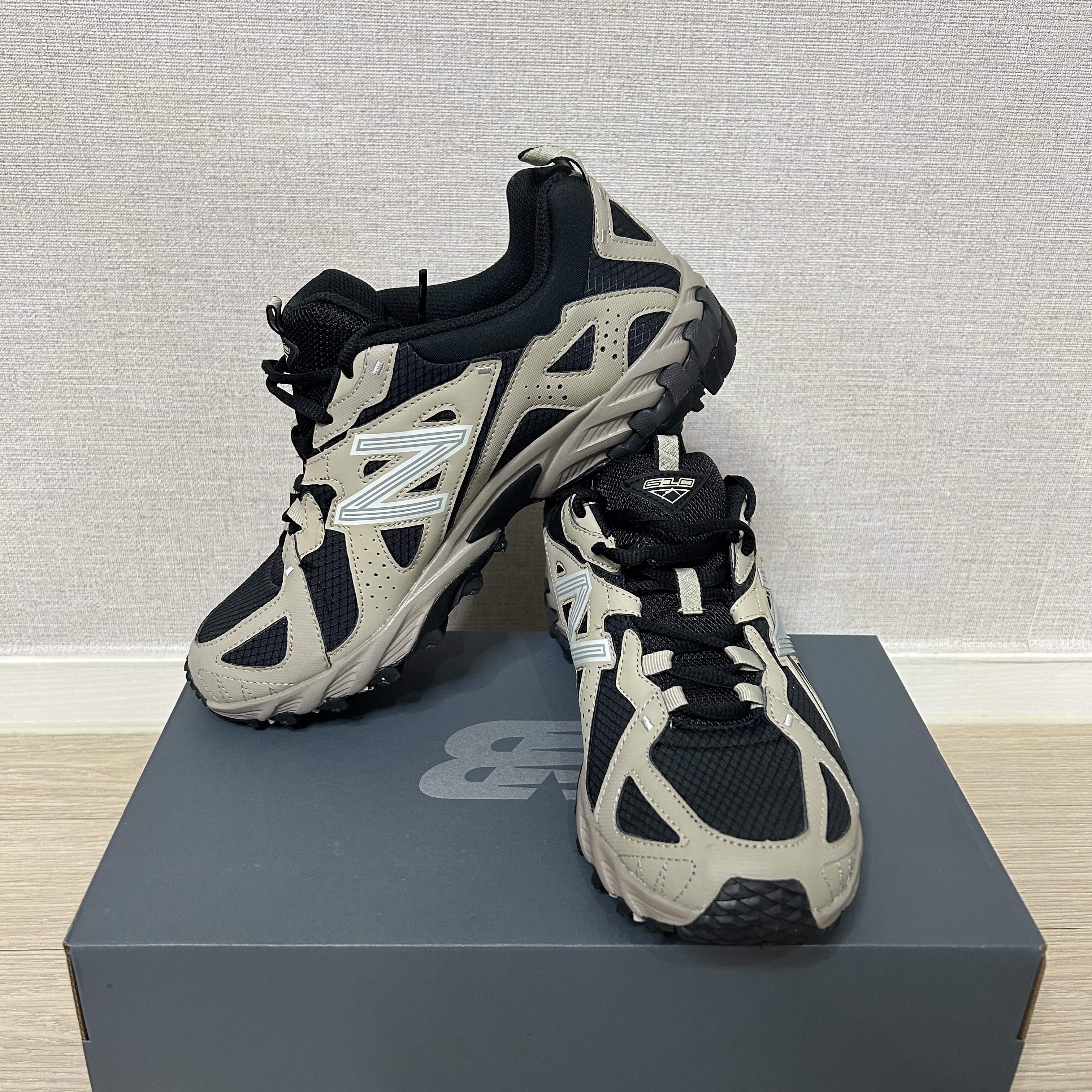 New Balance ML610T Aluminum Black - D Standard 착용 스타일
