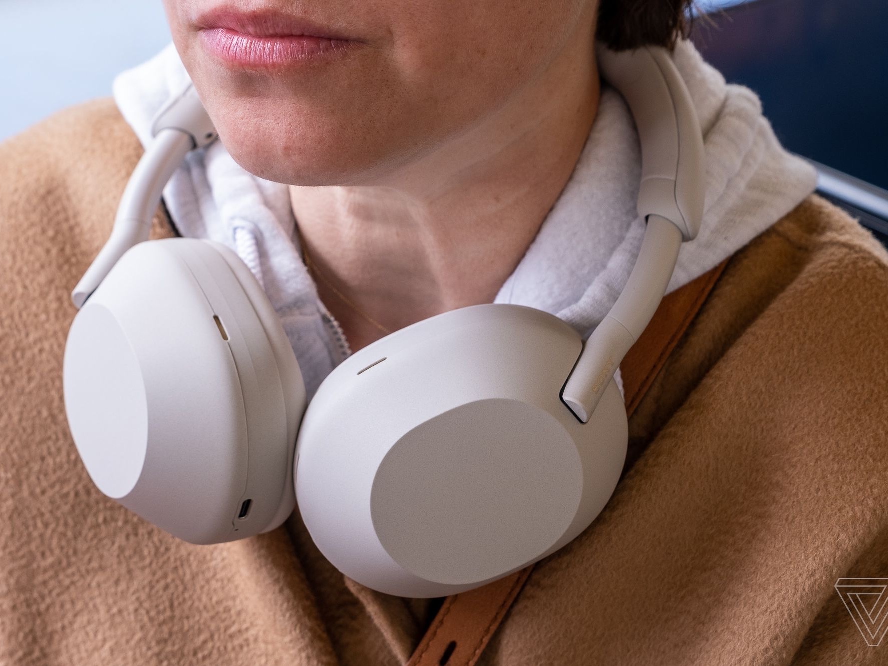 Sony WH-1000XM5 Silver (Korean Ver.) 착용 스타일