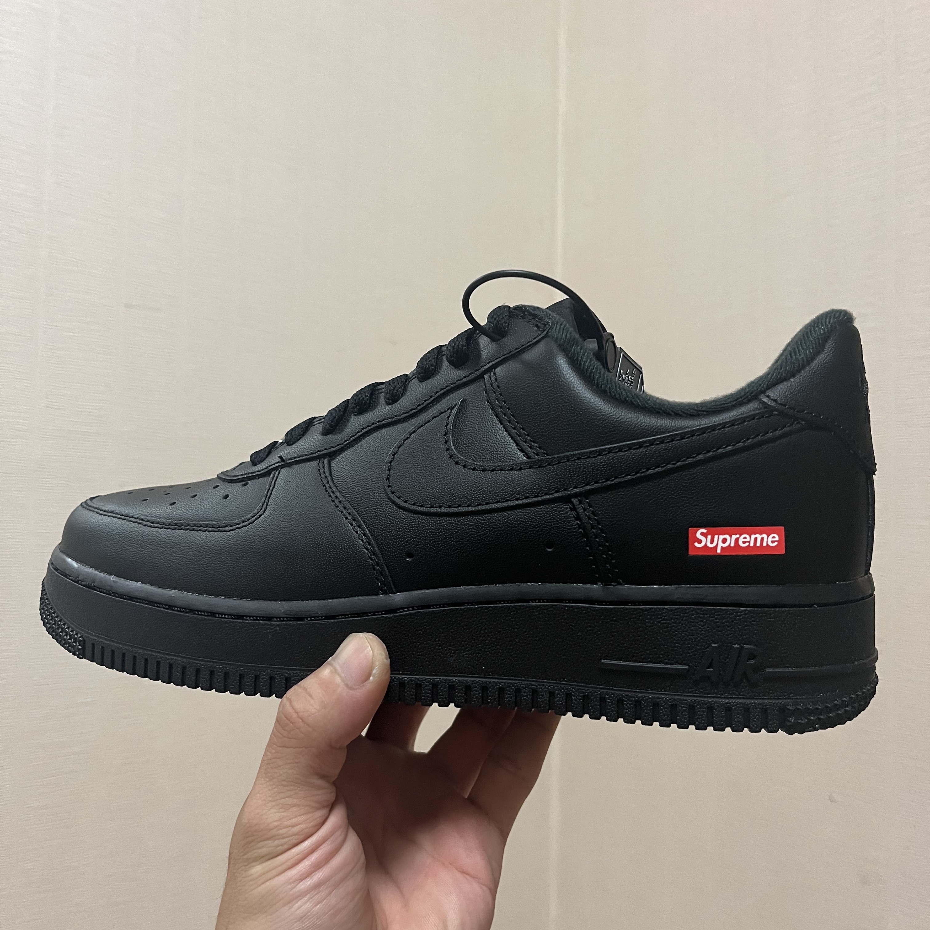 Nike x Supreme Air Force 1 Low Black 착용 스타일