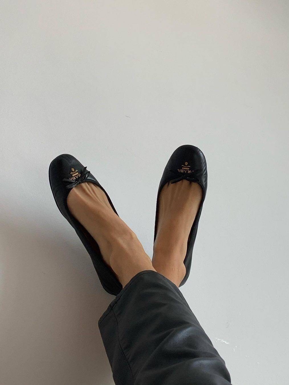 (W) Prada Patent Leather Ballerinas Black, (W) Miu Miu Leather Ballerinas Black 착용 스타일 - 2
