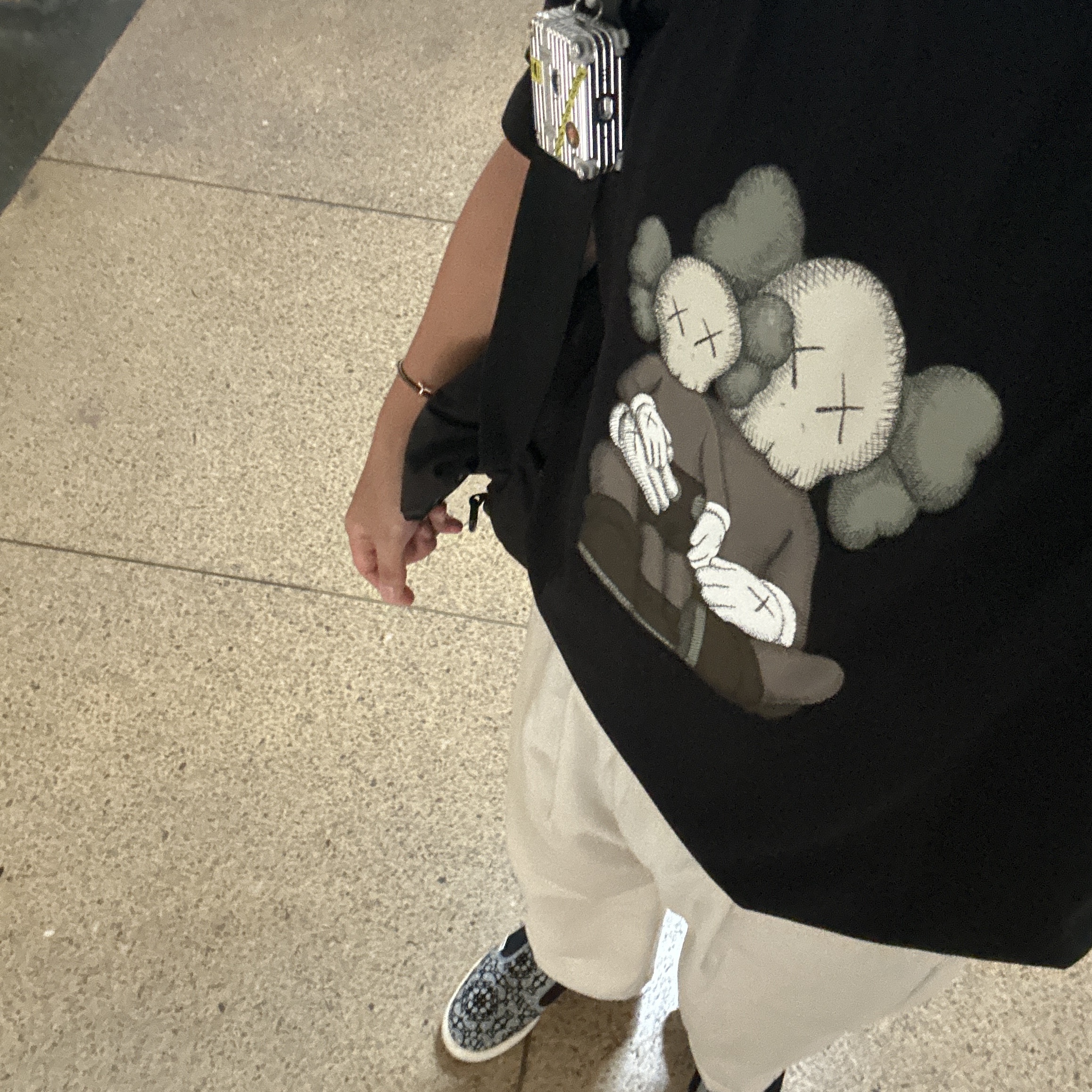 Uniqlo UT x Kaws Short Sleeve Graphic T-Shirt Black, Vans ComfyCush One Bandana Marshmallow Black 착용 스타일