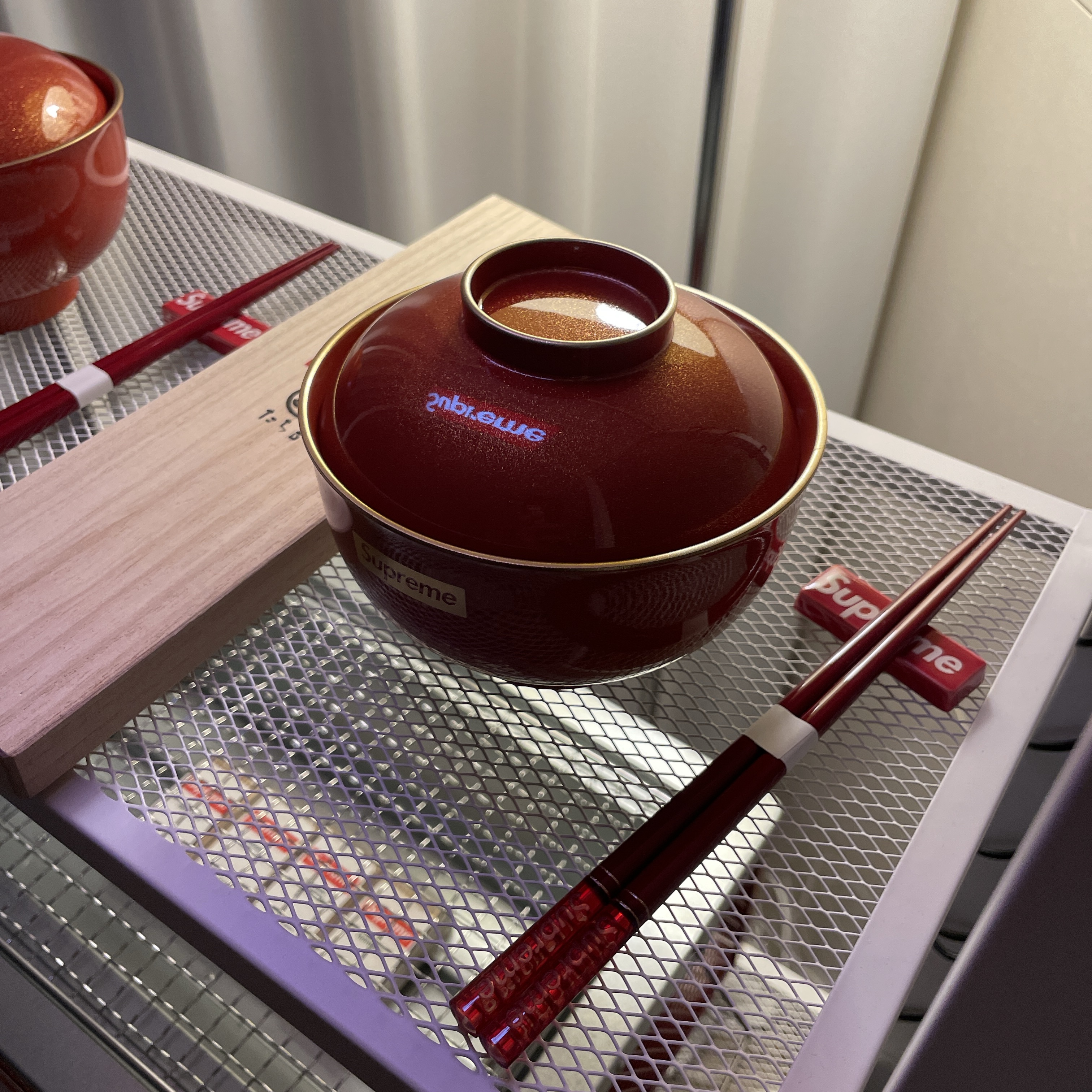Supreme Chopstick Set Red - 23FW, Supreme Zoni Glitter Bowl Red - 23FW 착용 스타일 - 3