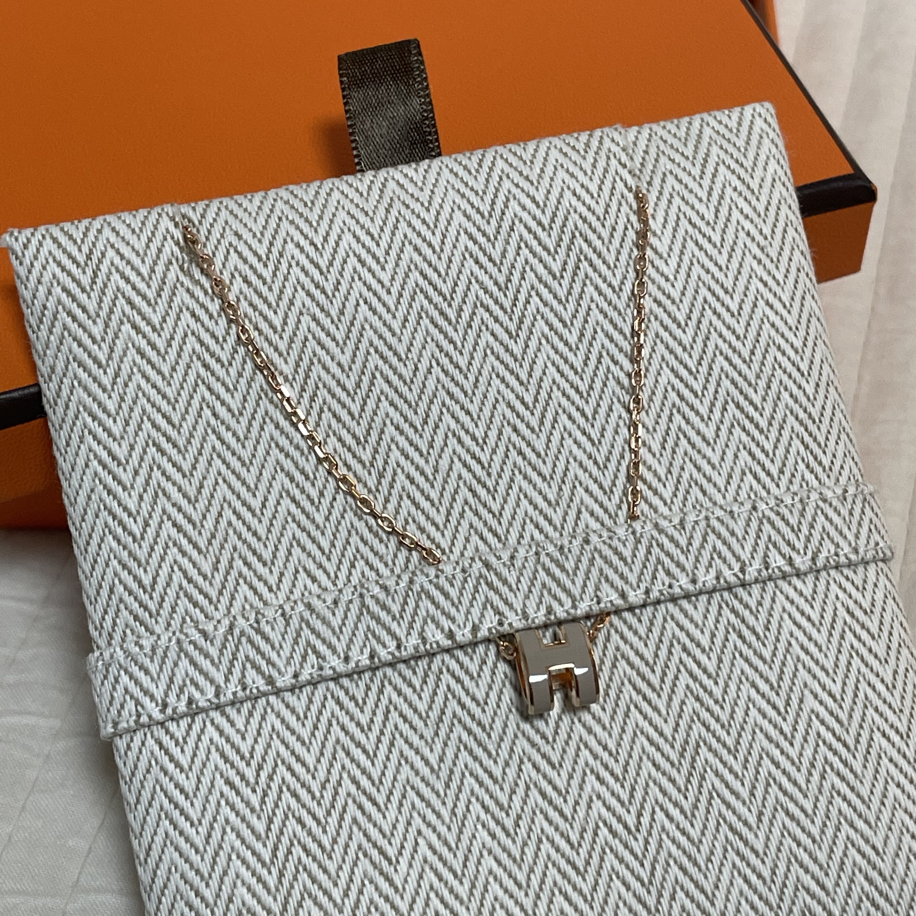(W) Hermes Mini Pop H Pendant Rose Gold & Marron Glace 착용 스타일