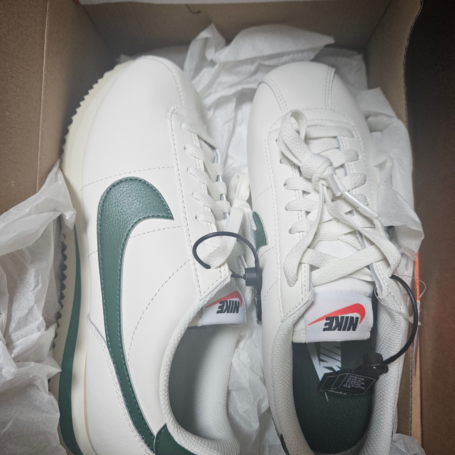 (W) Nike Cortez Gorge Green and Malachite 착용 스타일 - 2