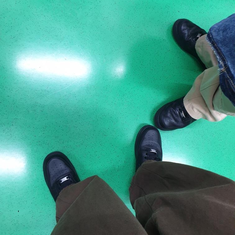 Nike Air Force 1 '07 Low Triple Black 착용 스타일