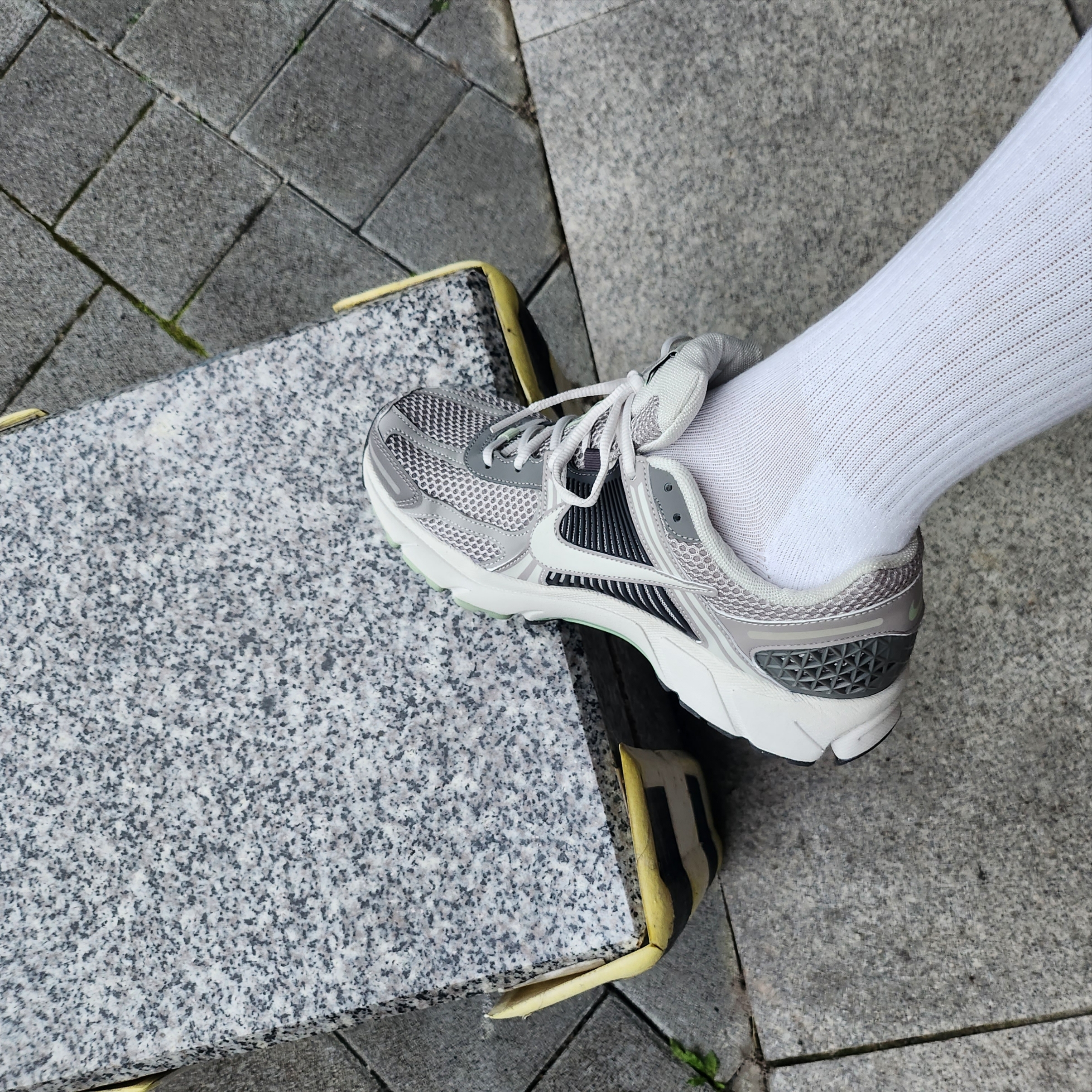 (W) Nike Zoom Vomero 5 Cobblestone and Flat Pewter 착용 스타일